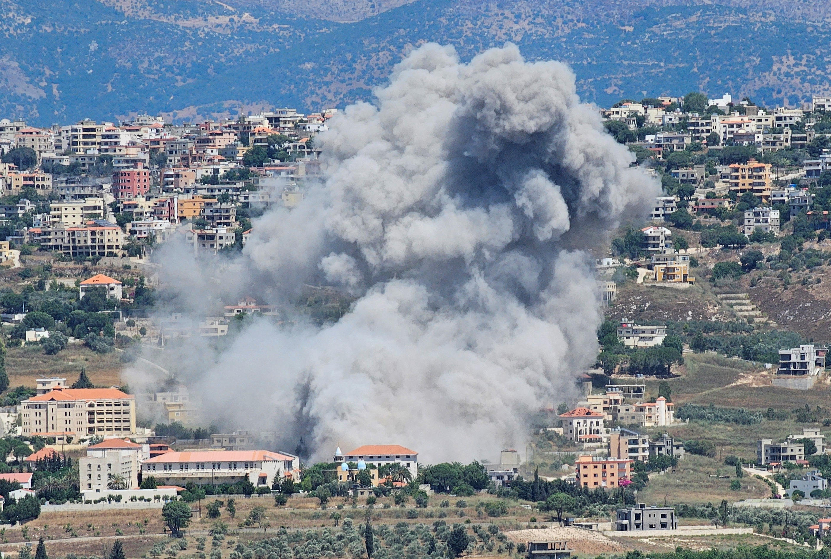 De la fumée s'élève de la ville de Khiam ce mardi, au sud du Liban, témoignant des hostilités transfrontalières en cours entre le Hezbollah et les forces israéliennes. REUTERS/Stringer.