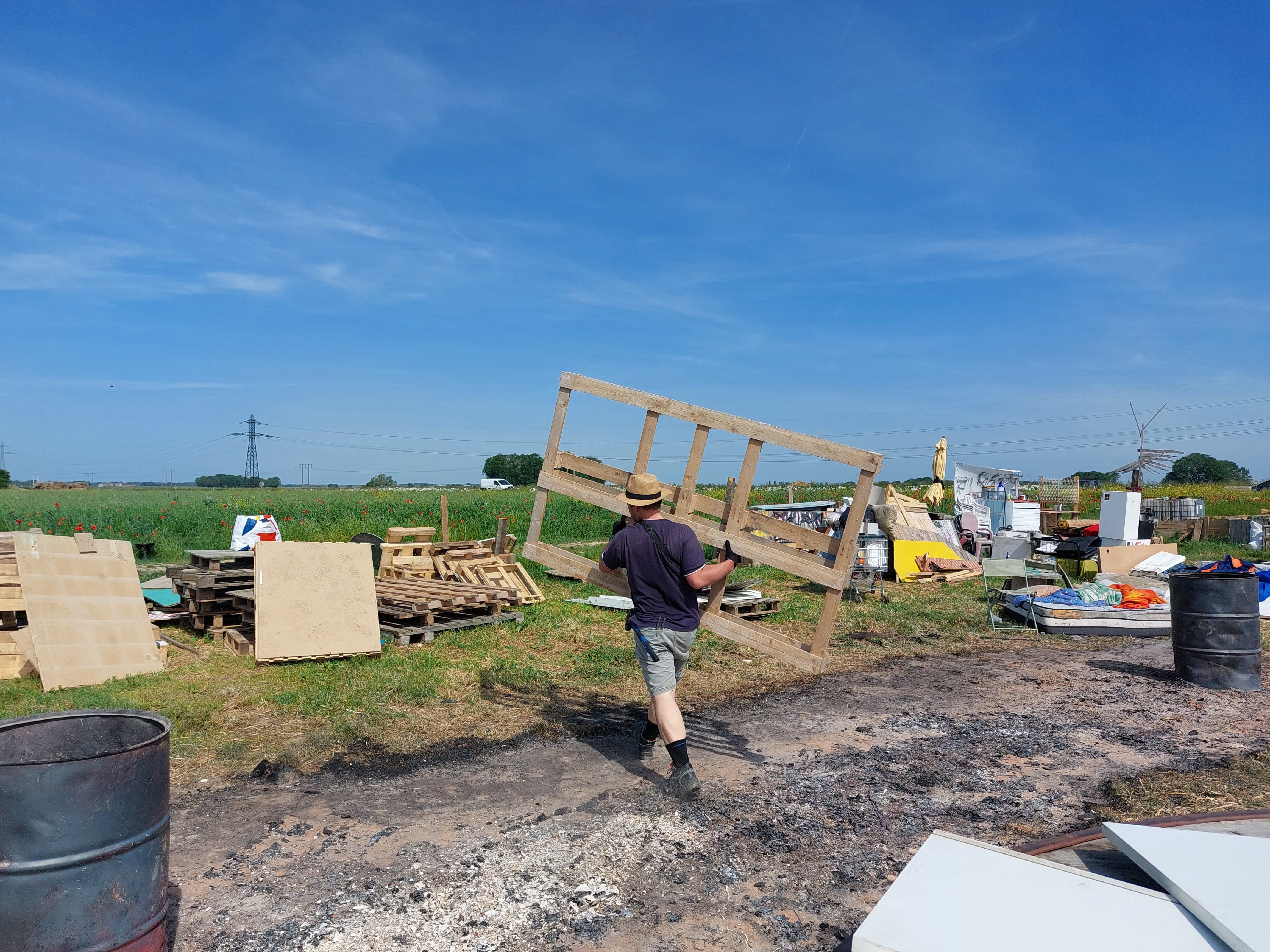 Villiers-le-Bâcle (Essonne), mardi 30 mai 2023. Les occupants du « camp autogéré » de Zaclay démantèlent la ZAD installée sur des terres agricoles, pour ne pas exposer davantage les propriétaires, menacés de poursuites judiciaires. LP/Cécile Chevallier