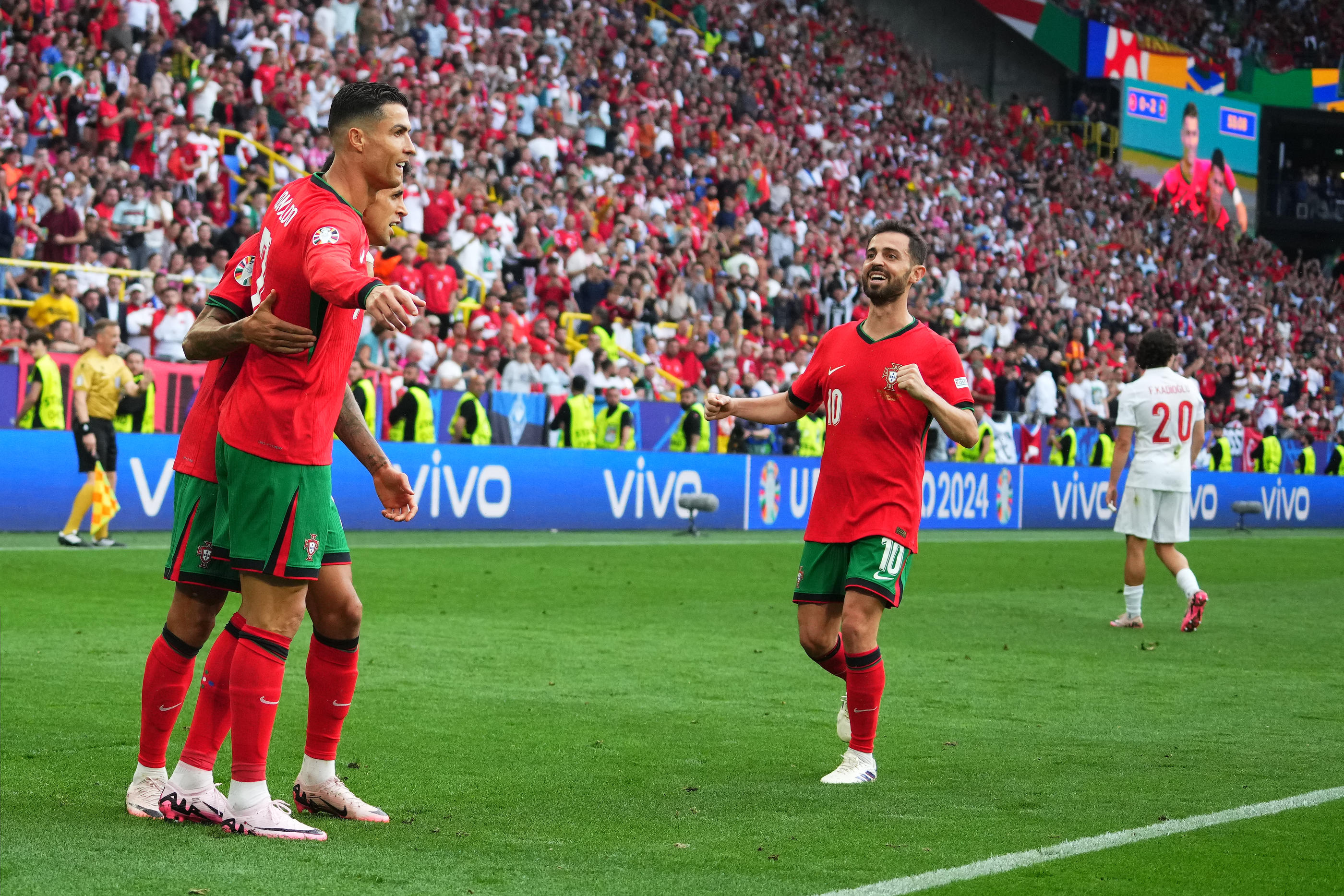La joie de Cristiano Ronaldo et Bernardo Silva lors du large succès des Portugais. Icon Sport