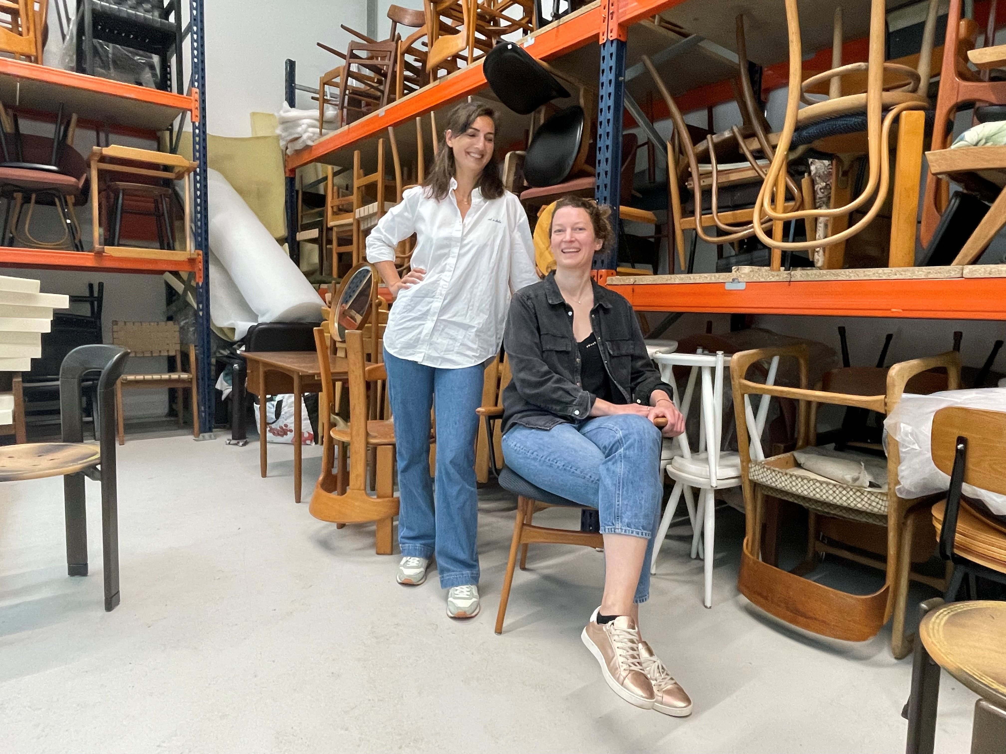 Manon Dessirier-Bourges et Clémence Miray ont lancé Chaise au carré qui propose des chaises vintage restaurées. LP/Nicolas Maviel