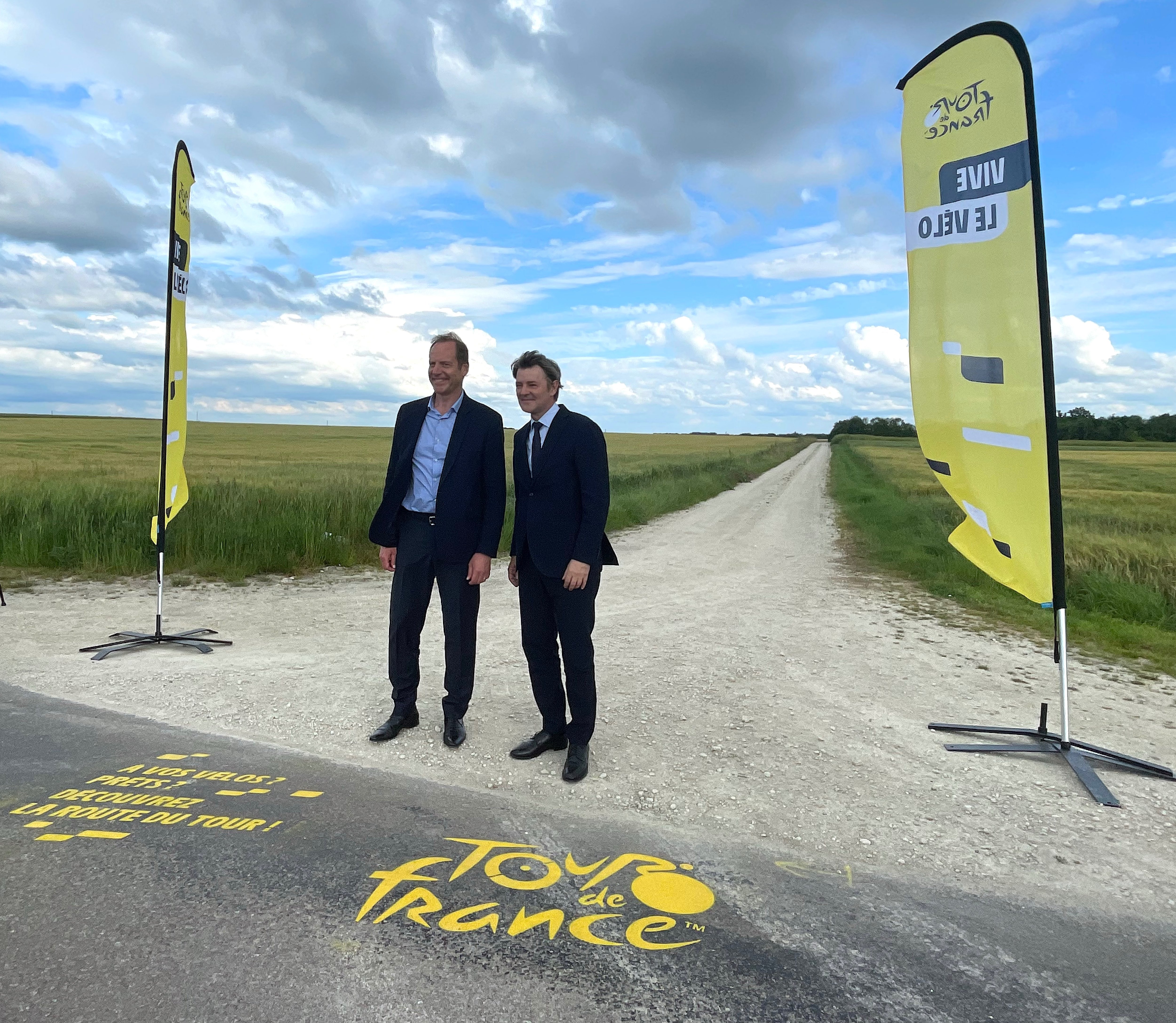 Christian Prudhomme, le patron du Tour de France (à gauche sur la photo, en compagnie du maire de Troyes François Baroin) a inauguré, ce mercredi 5 juin, les lignes de départ et d'arrivée de l'étape Troyes-Troyes prévue le dimanche 7 juillet. Avec des passages par les fameux chemins blancs de vignerons. LP/Stéphane Magnoux