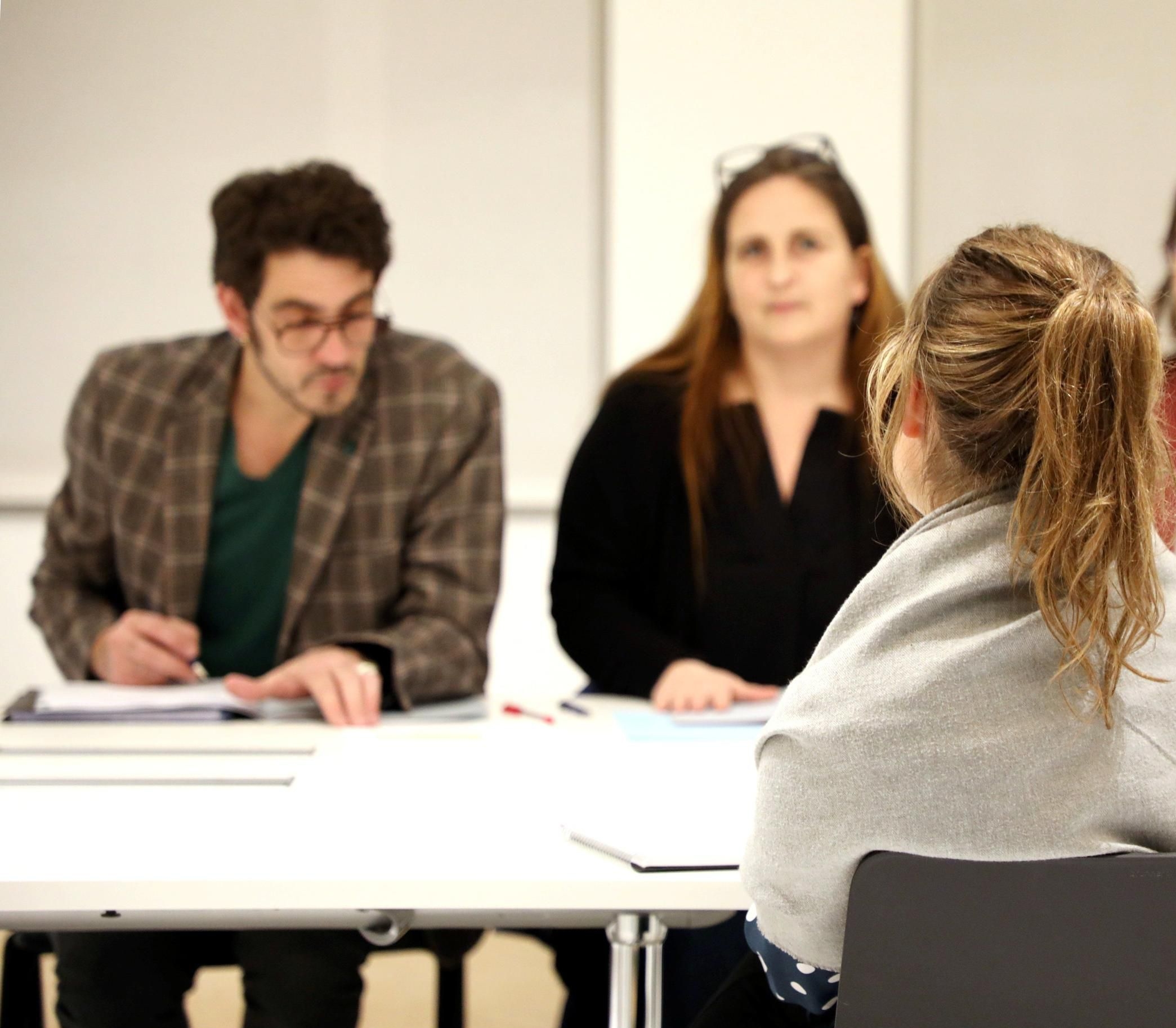 Savoir regarder son auditoire, respirer, avoir conscience de ses appuis… se préparer au grand oral du bac : il est plus facile d'apprendre à parler que d'apprendre à nager ! Crédit photo : Le Parisien