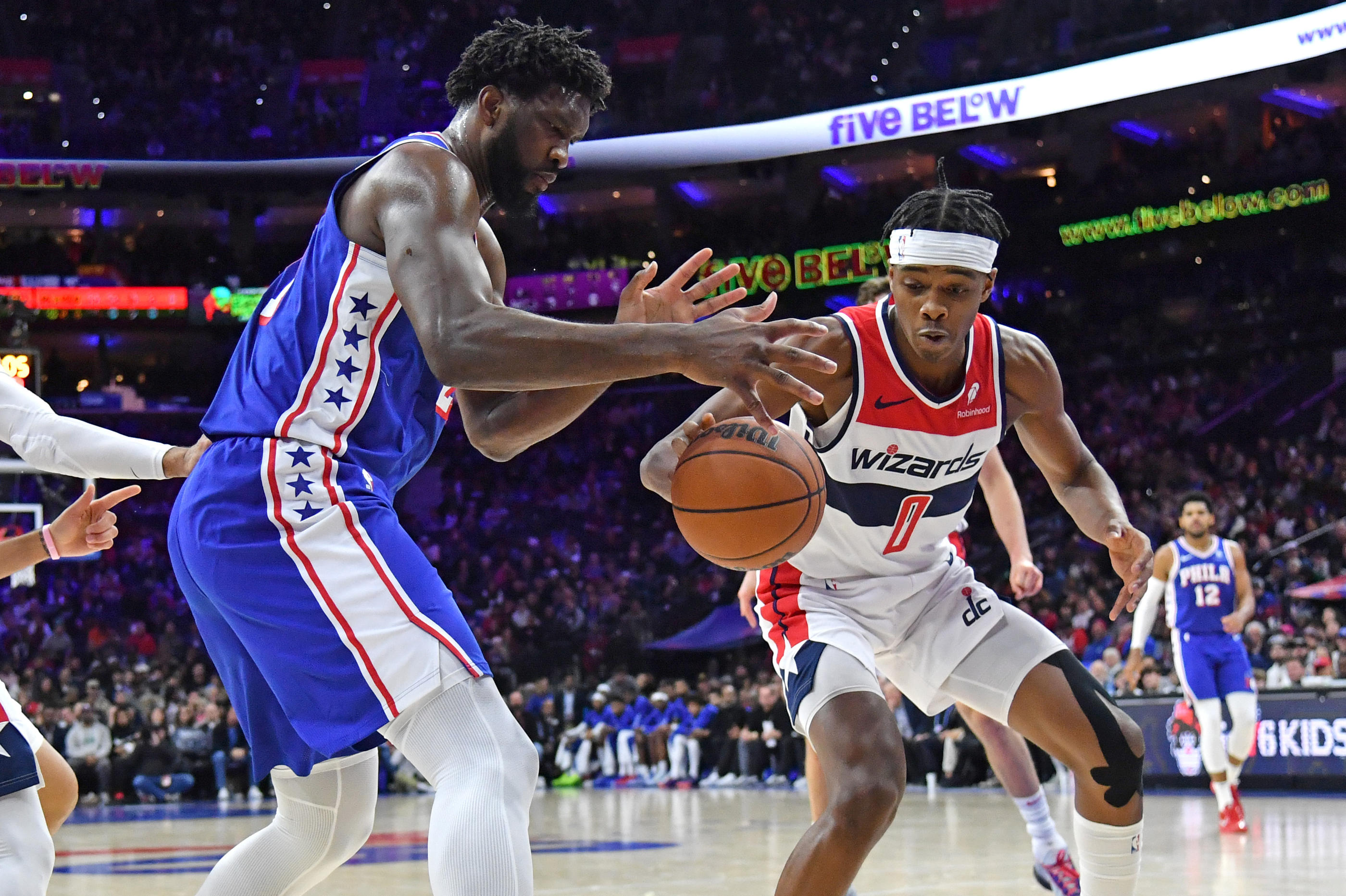 Dans une équipe faible, Bilal Coulibaly (à droite) défie les meilleurs joueurs de la planète comme Joel Embiid. Icon Sport/Eric Hartline