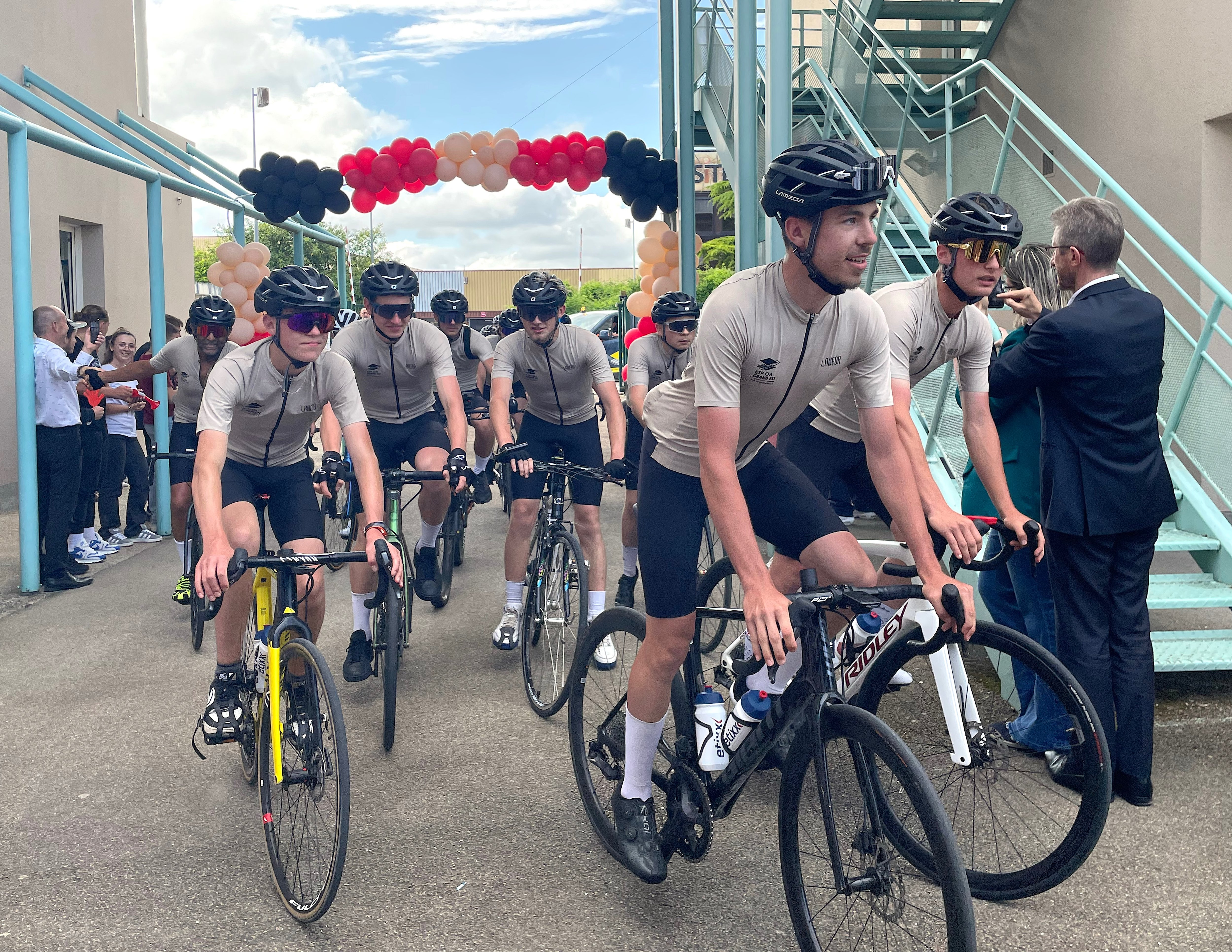 Mercredi 19 juin 2024, près de Troyes, les cyclistes de l’Apprentissage Tour ont été chaleureusement accueilli par le BTP CFA de l’Aube. L’opération vise notamment à créer des liens entre les six centres de formation en BTP répartis en région Grand Est. (LP/Stéphane Magnoux)