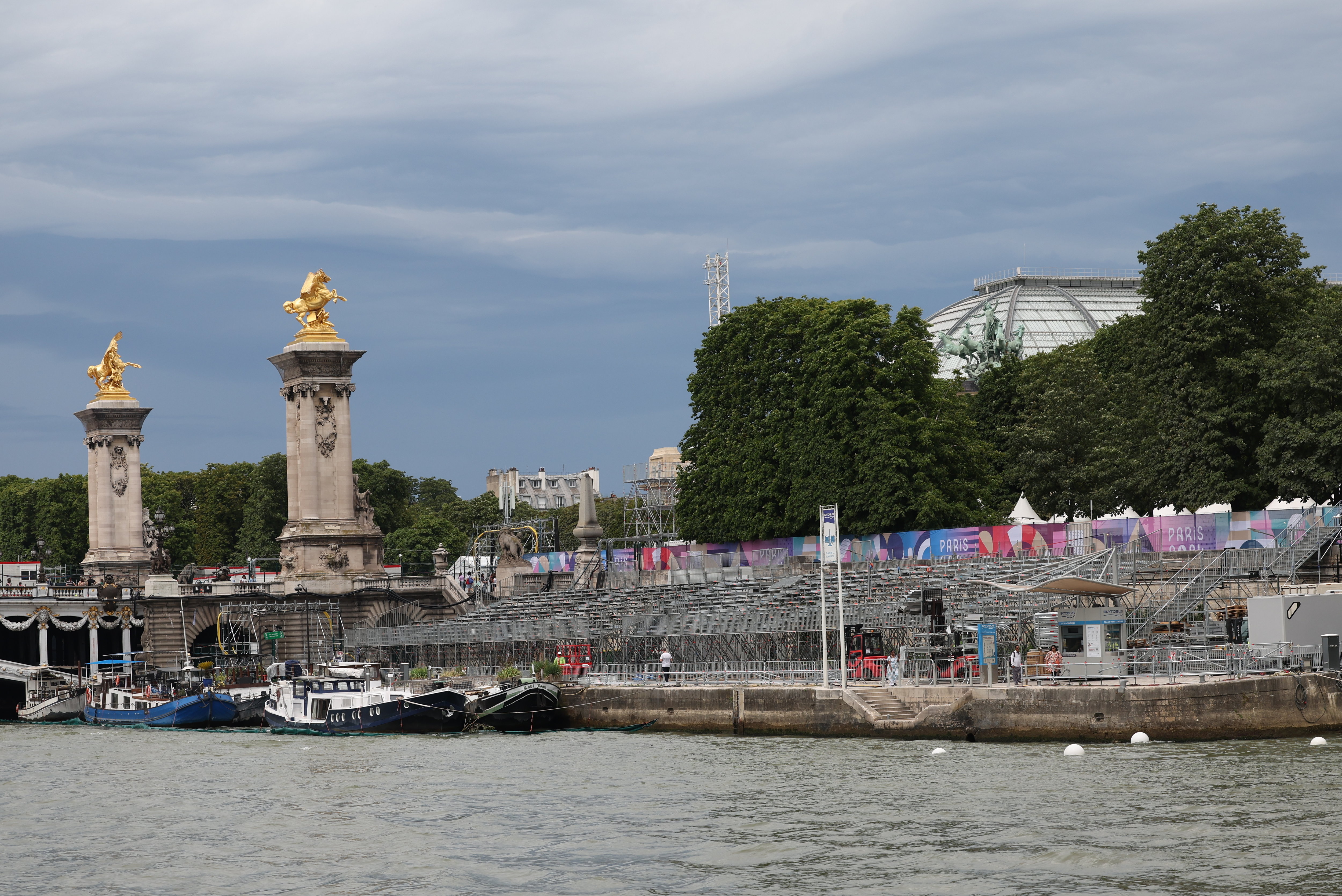 En cette mi-juillet, les tribunes et infrastructures sont en cours d'installation sur les quais de Seine à Paris pour la cérémonie d'ouverture des JO, rendant inaccessibles les berges. LP/Arnaud Journois