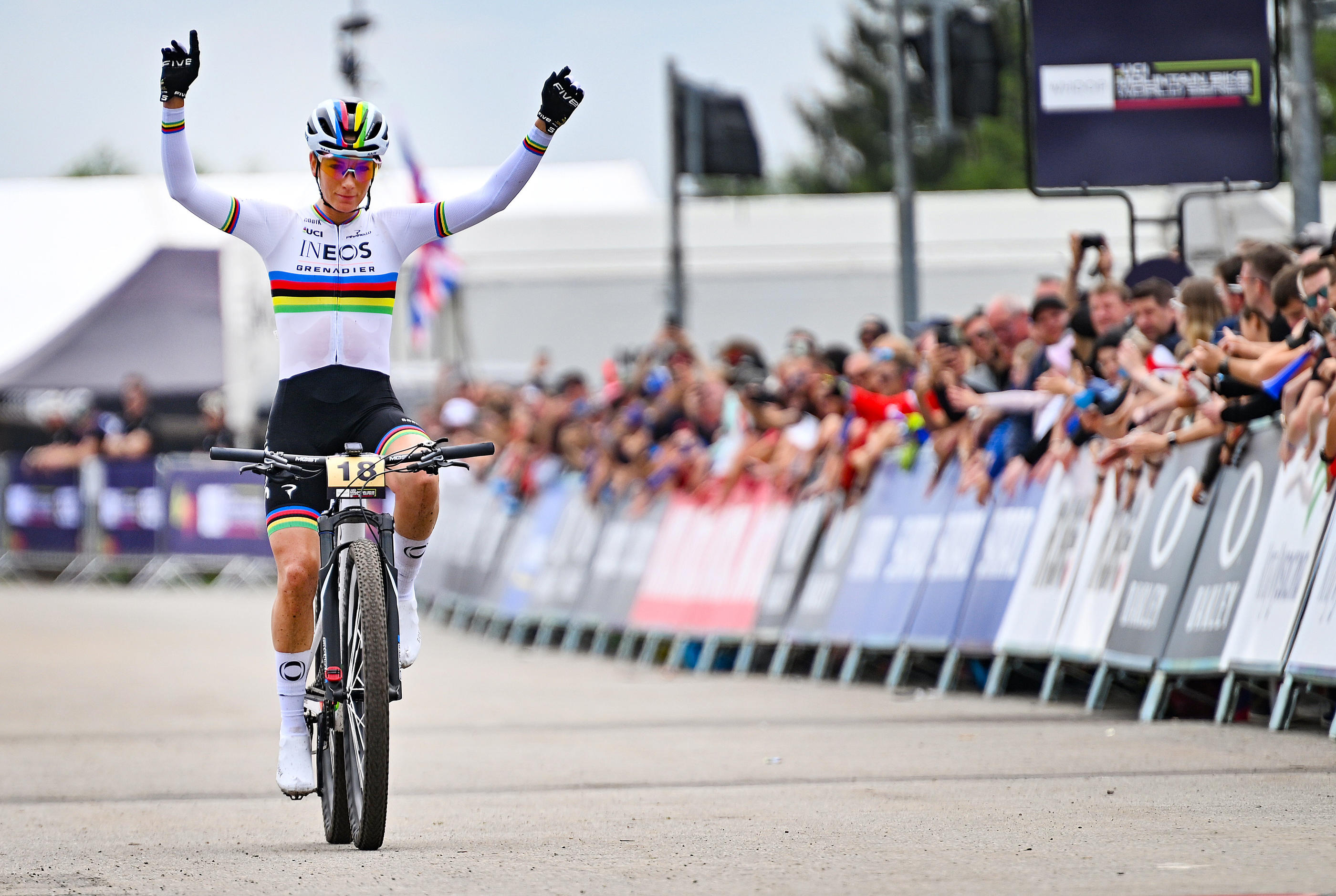 Pauline Ferrand-Prevot, maillot arc-en-ciel de championne du monde sur les épaules, s'est facilement imposée ce dimanche, lors d'une étape de Coupe du monde de VTT sur format olympique. Icon Sport/CTK Photo/Lubos Pavlicek