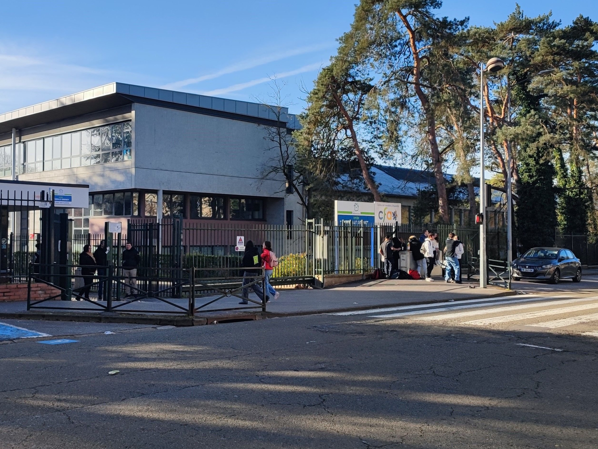 Compiègne, ce lundi matin. Le lycée Mireille-Grenet fait partie des établissements concernés par les menaces. LP/Stéphanie Forestier