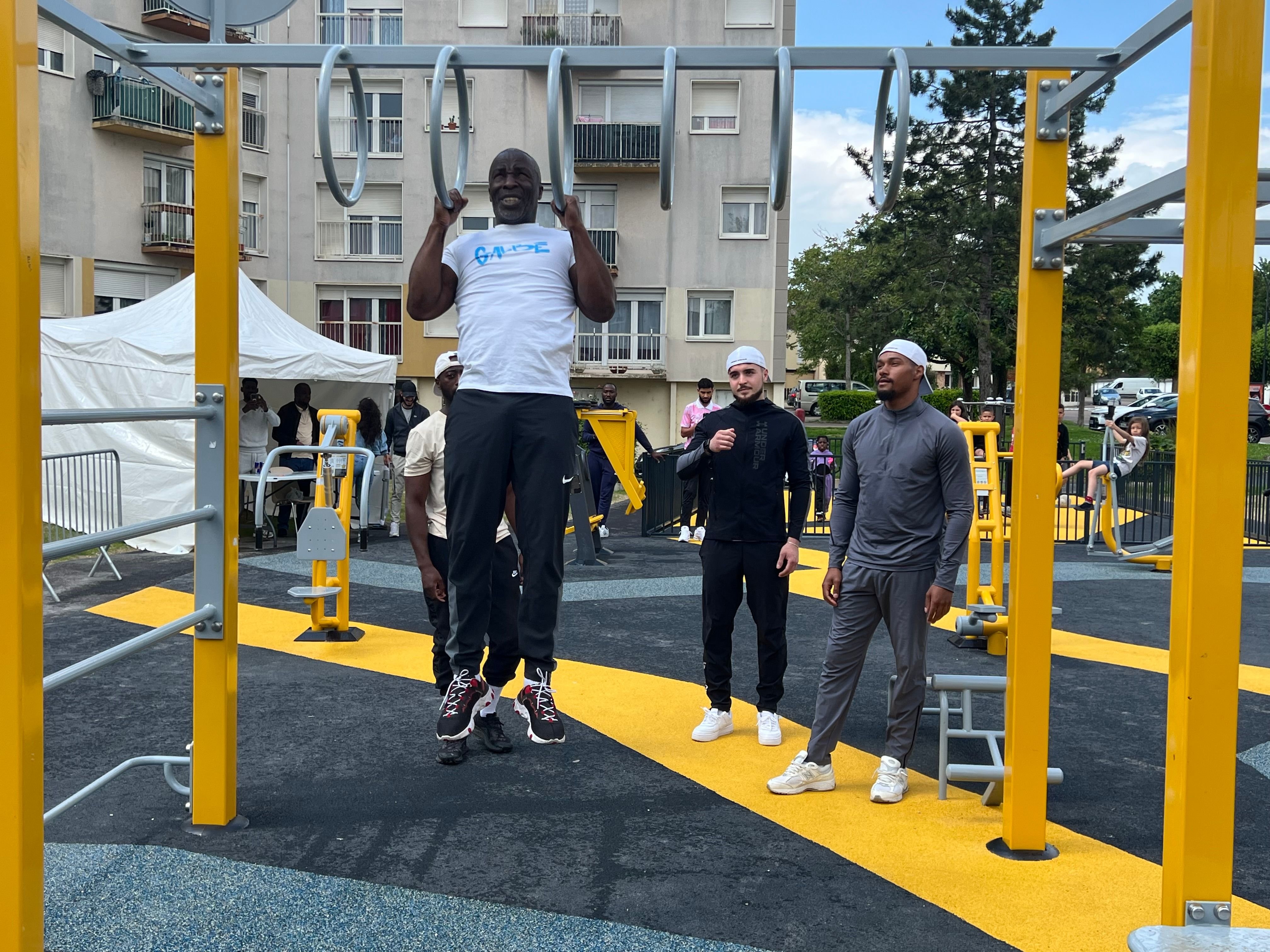 Le rappeur MC Jean Gab'1 est venu inaugurer l'espace de street workout de Pont-Sainte-Marie en compagnie des habitants du quartier et du maire de la commune Pascal Landréat. LP/Jonathan Sottas