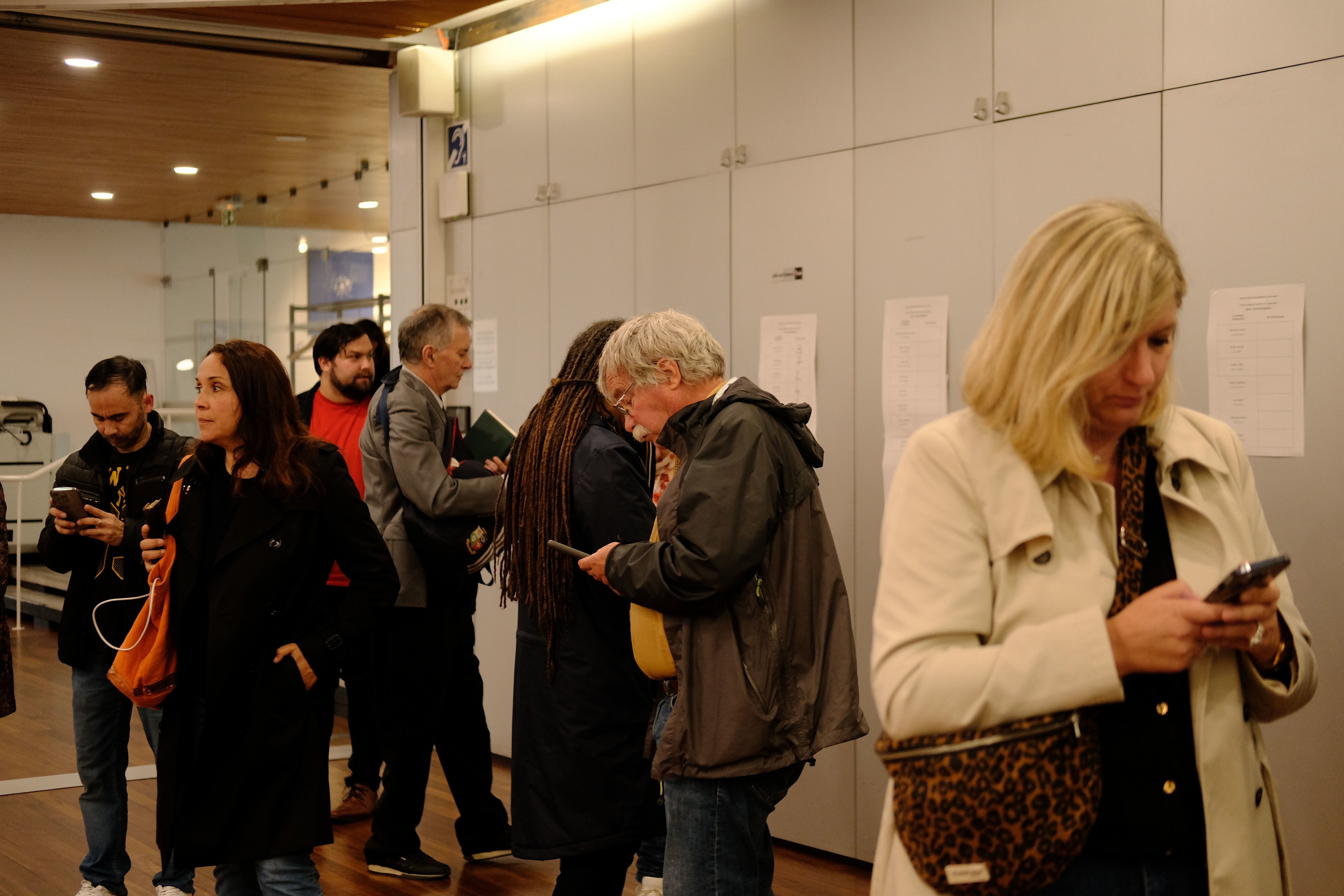 Evry-Courcouronnes, ce dimanche, à 18h30. A la préfecture de l'Essonne, les candidats aux législatives anticipées ont assisté au tirage au sort des panneaux électoraux. Les listes officielles ont également été rendues publiques à cette occasion. LP/Amélie Com