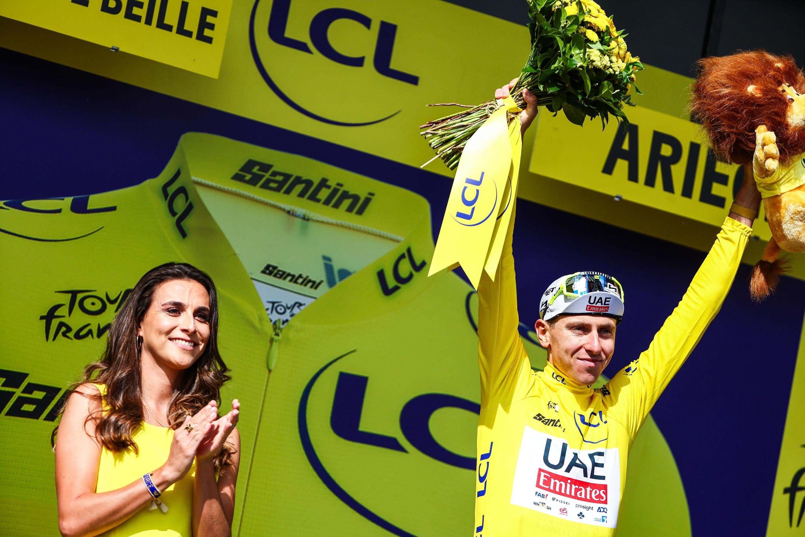 Leader du classement général du Tour de France, le Slovène Tadej Pogacar porte le maillot jaune. Icon Sport