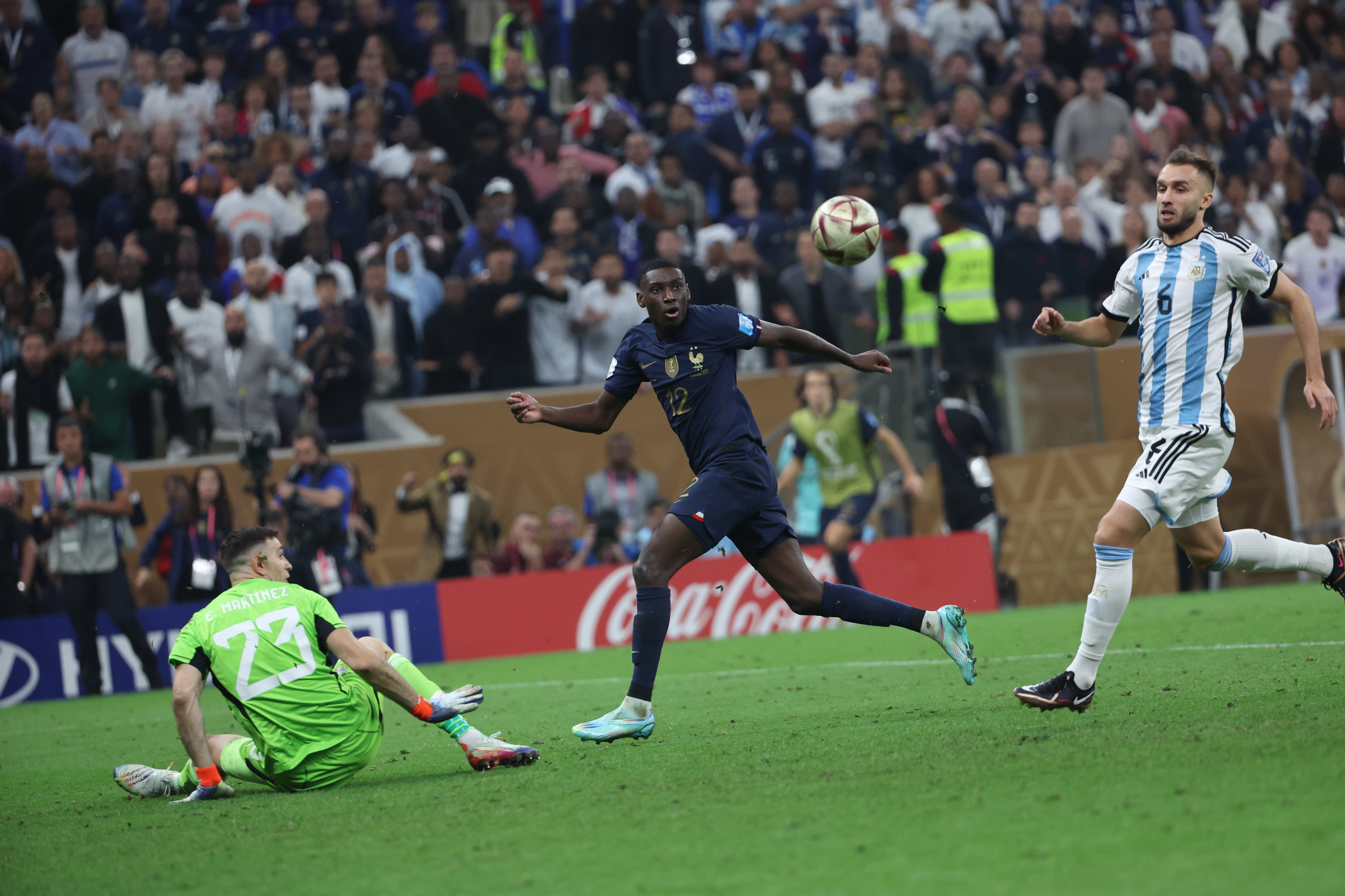 L'arrêt d'Emiliano Martinez devant Randal Kolo Muani, au bout du temps additionnel de la prolongation de la finale de la Coupe du monde 2022, est entré dans la légende. LP/Arnaud Journois