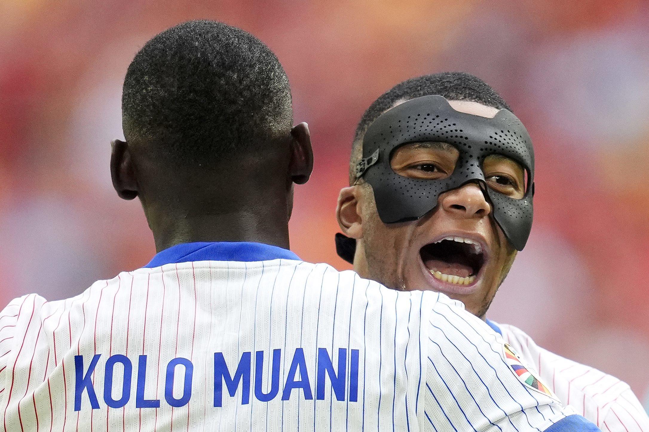 Kylian Mbappé, avec son nouveau masque, félicite Randal Kolo Muani. MaxPPP/Nick Potts