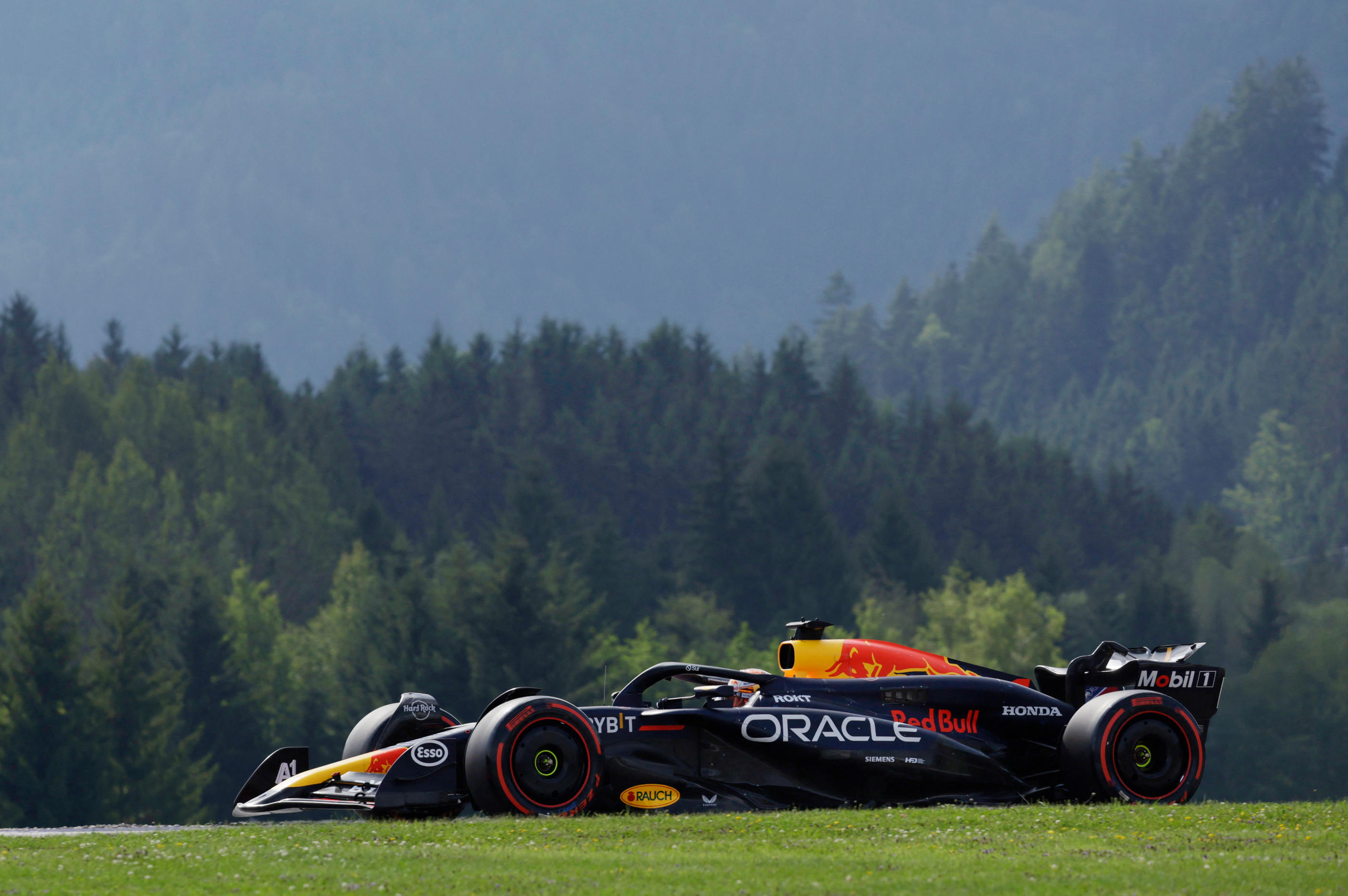 Verstappen domine ce début de week-end sur les terres de Red Bull. Reuters/Leonhard Foeger