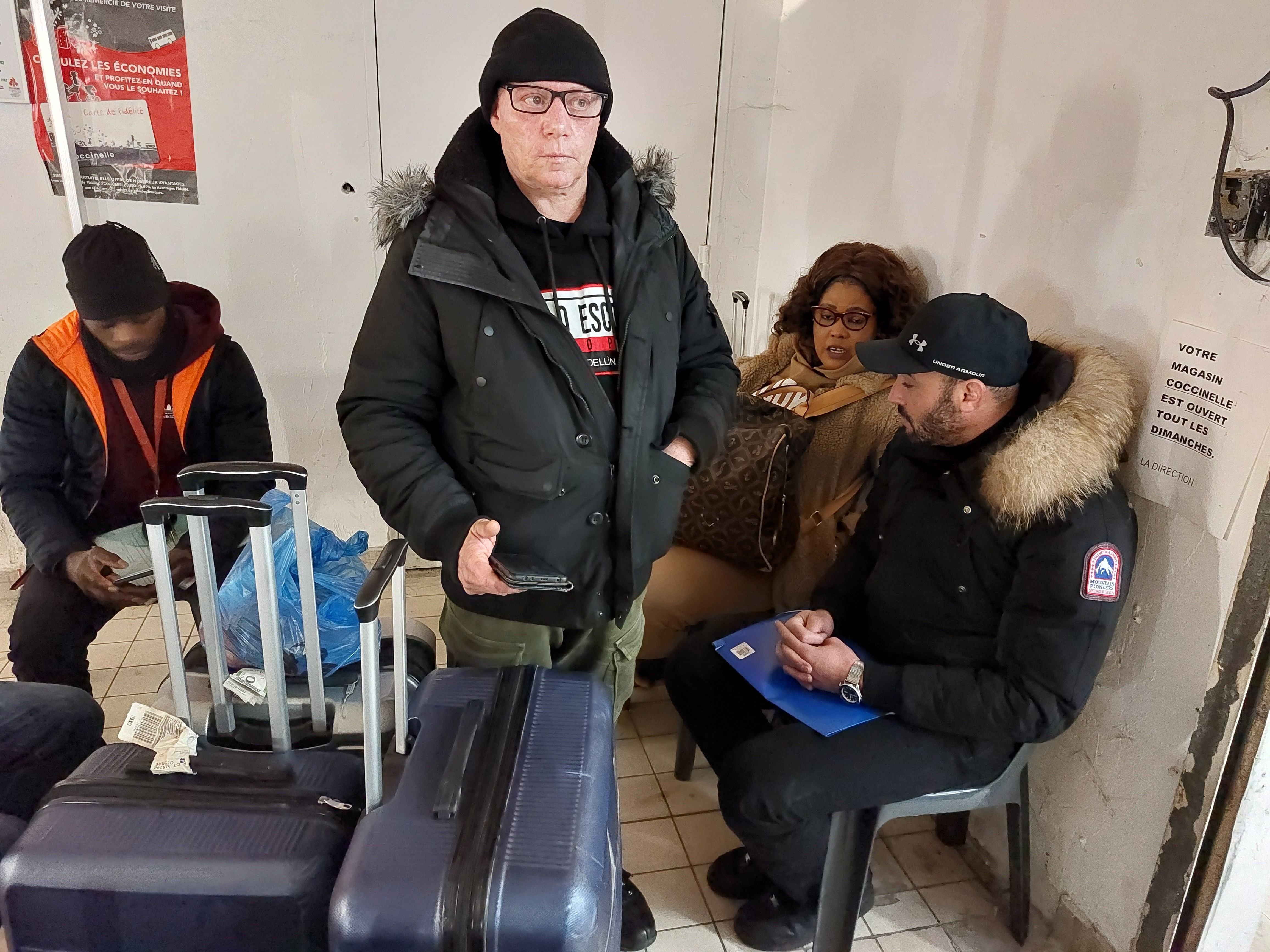 Sarcelles (Val-d'Oise), ce lundi. Les habitants évacués de la tour Guyenne attendent dans un ancien magasin avec leurs affaires. Au centre, Frédéric, 57 ans, avait acheté son appartement il y a seulement deux ans. LP/Aurélie Foulon