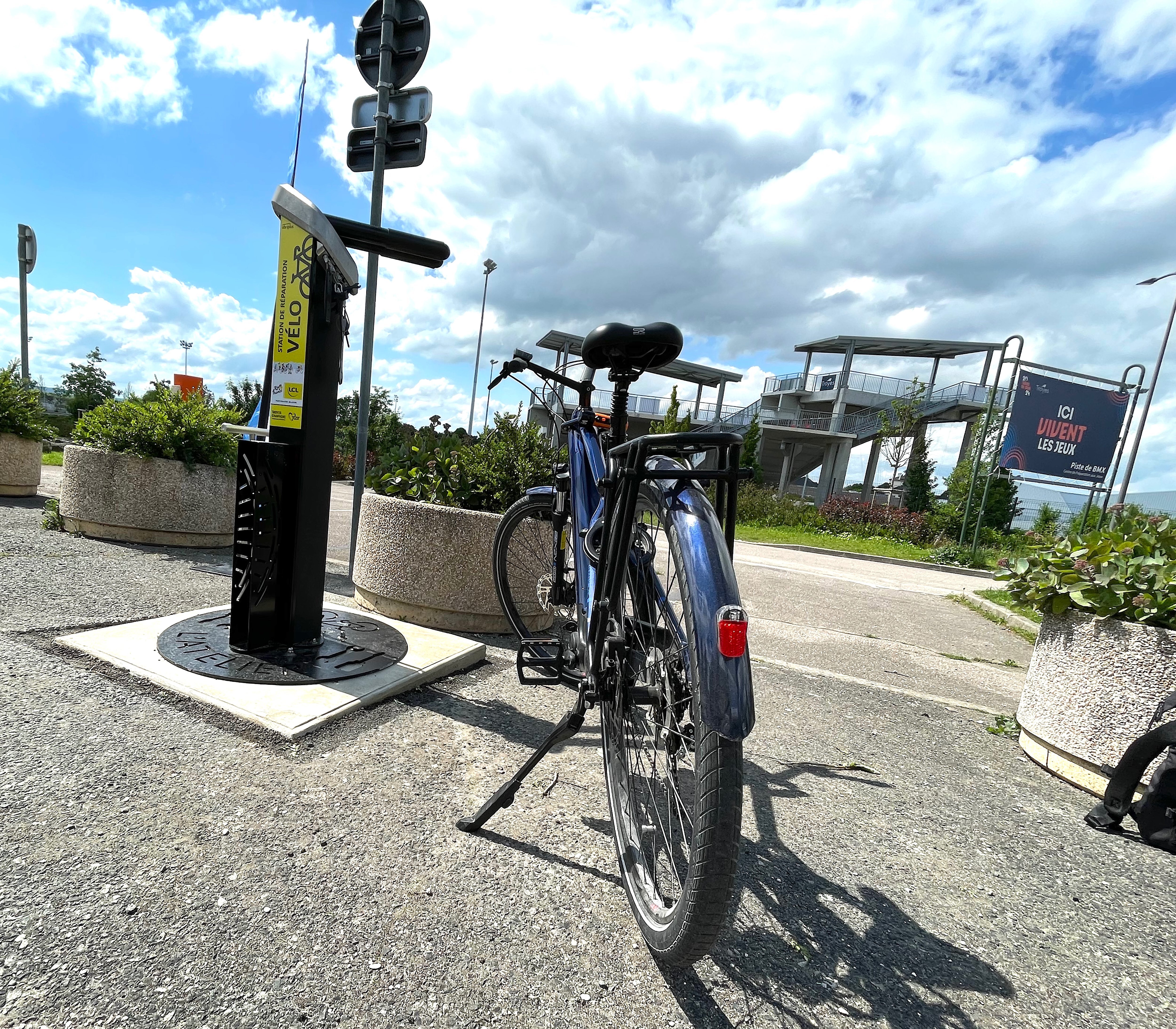 Dans la lignée de sa politique en faveur du deux-roues, l'agglomération troyenne vient d'installer deux première bornes d'autoréparation de vélo afin d'effectuer les opérations basiques pour arriver à bon port, comme le gonfler les pneus ou resserrer sa selle. LP/Stéphane Magnoux