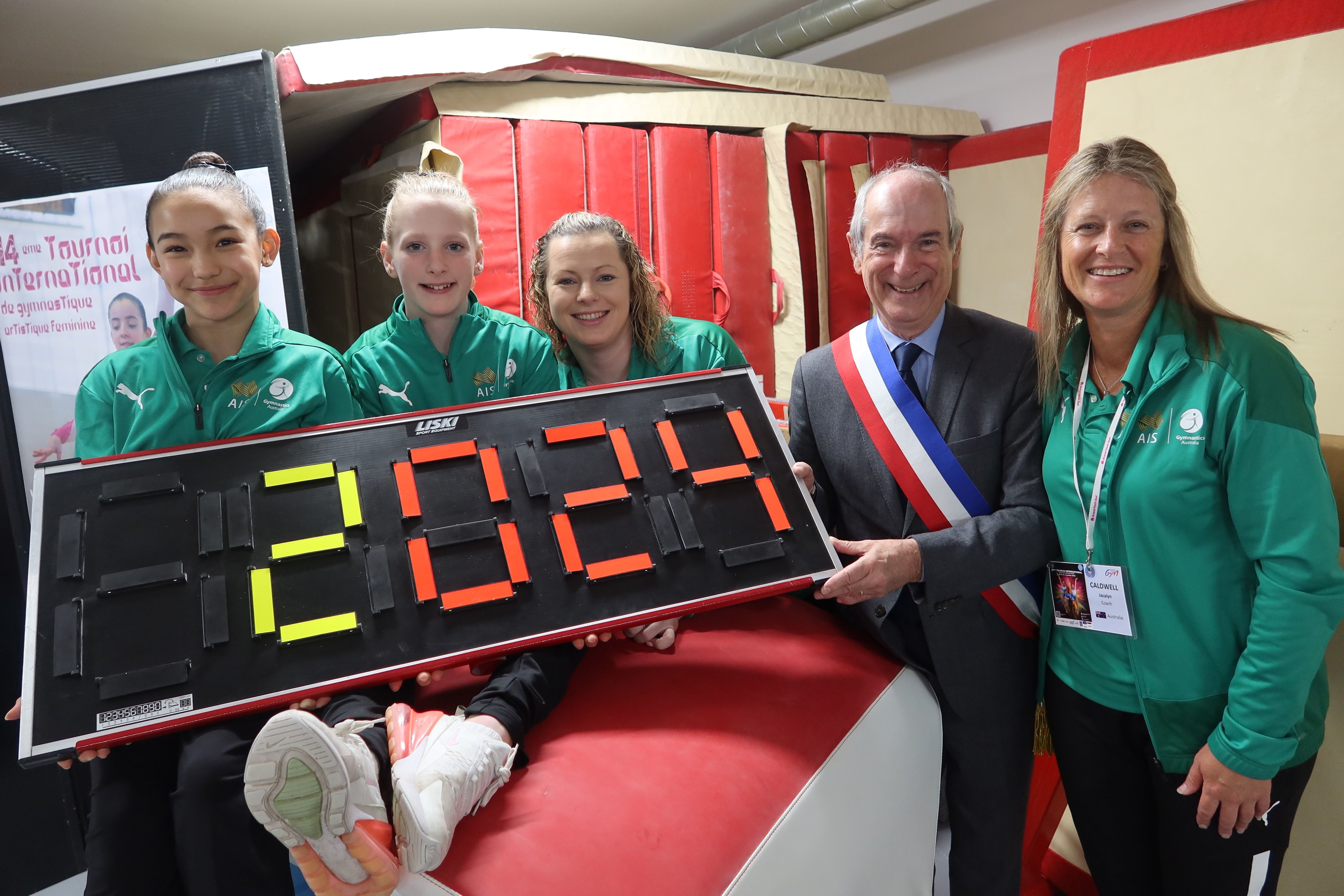 Combs-la-Ville (Seine-et-Marne), ce samedi. La délégation de gymnastique d'Australie (ici en vert) pose avec le maire Guy Geoffroy (LR). LP/Sophie Bordier