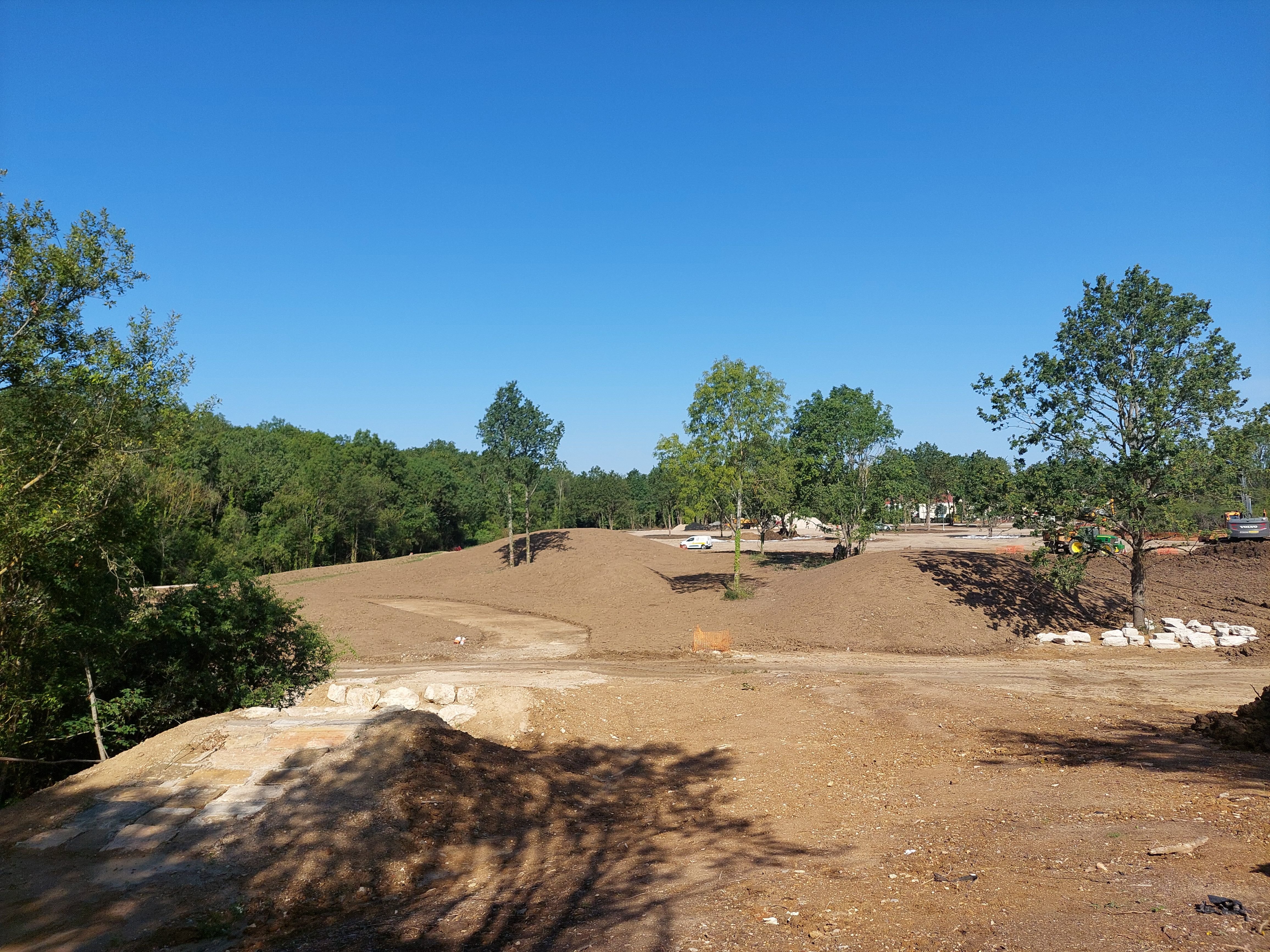 Elancourt (Yvelines), le 6 juillet 2023. Roc garden, sauts, bosses... La piste olympique de VTT prend forme à l'approche du test event du 24 septembre prochain. LP/Virginie Wéber