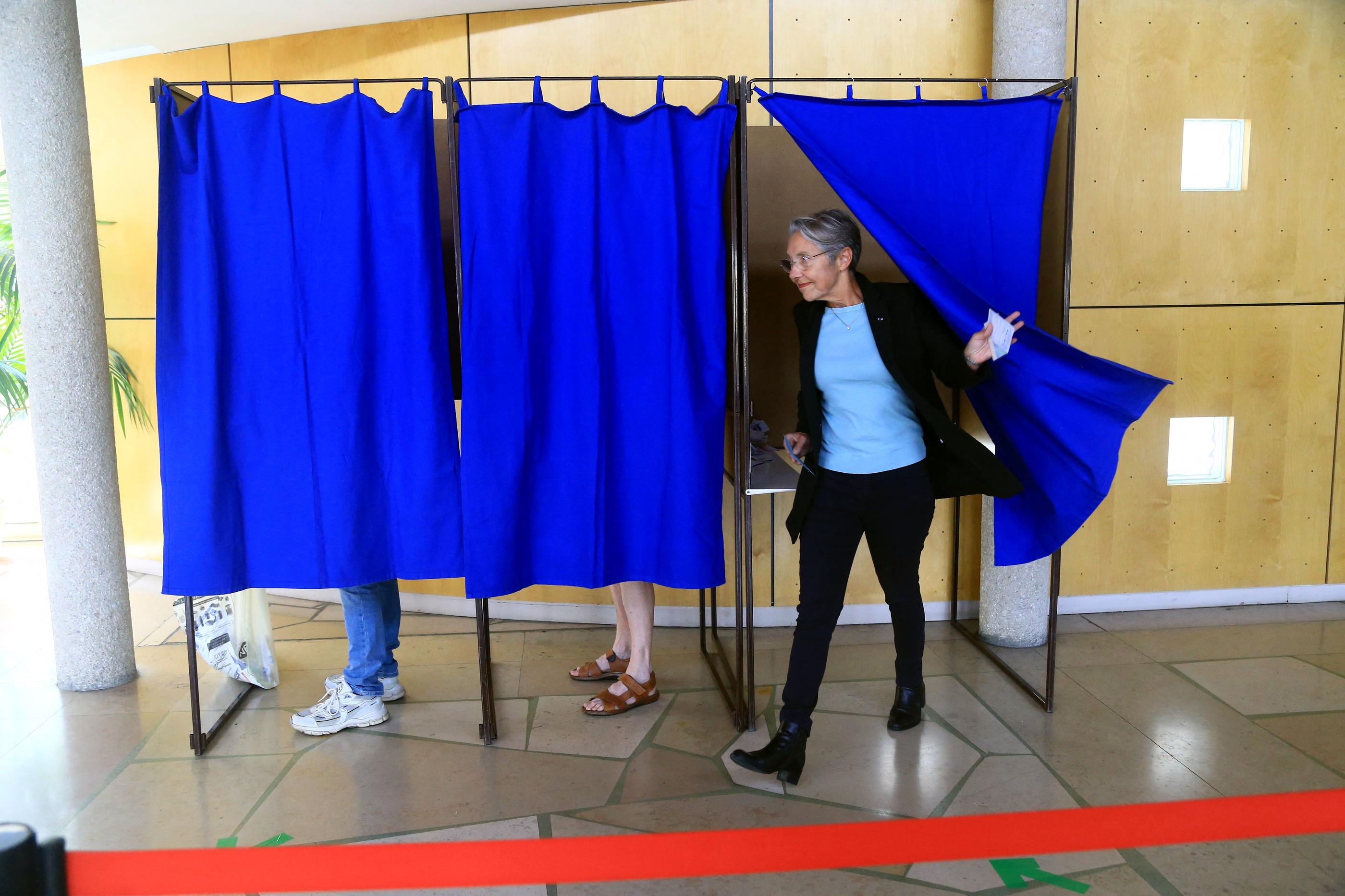 La candidate Elisabeth Borne vote lors du premier tour des élections législatives, le 30 juin 2024 dans la 6e circonscription du Calvados à Vire Normandie./©Serge Philippe Lecourt/MAXPP