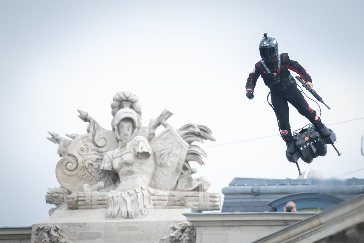 Avec sa voiture volante baptisée Jet Racer, Franky Zapata devrait à nouveau impressionner le monde entier comme il l'avait fait lors du défilé du 14 juillet 2019. LP/Frédéric Dugit