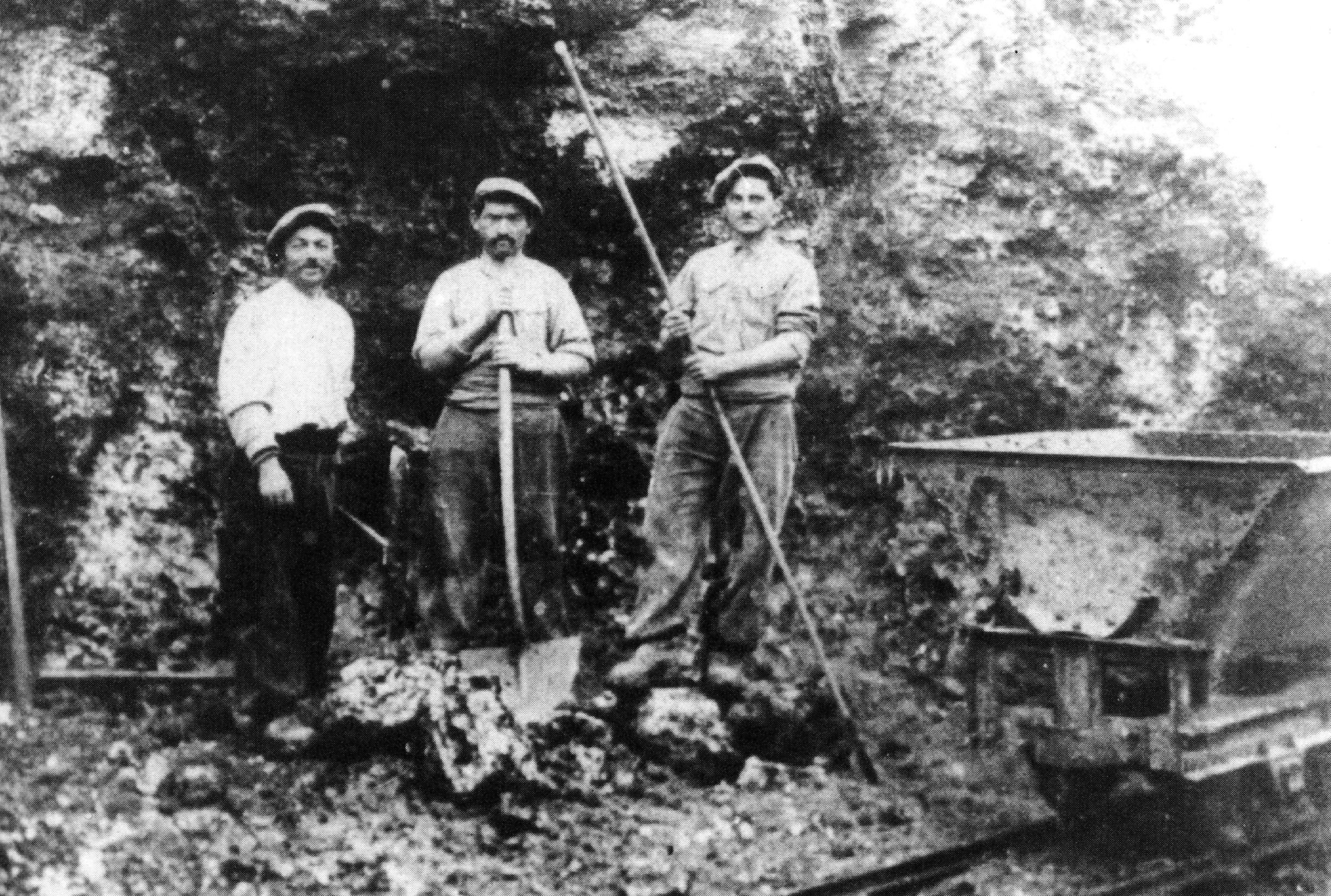 Photos d'ouvriers italiens prise vers 1920 à la carrière de la Revanche, connue aujourd'hui comme la colline d'Elancourt. De g. à d. : Alexandre Usseglio-Viretta, Félix Usseglio-Viretta et Henri Rolando. DR