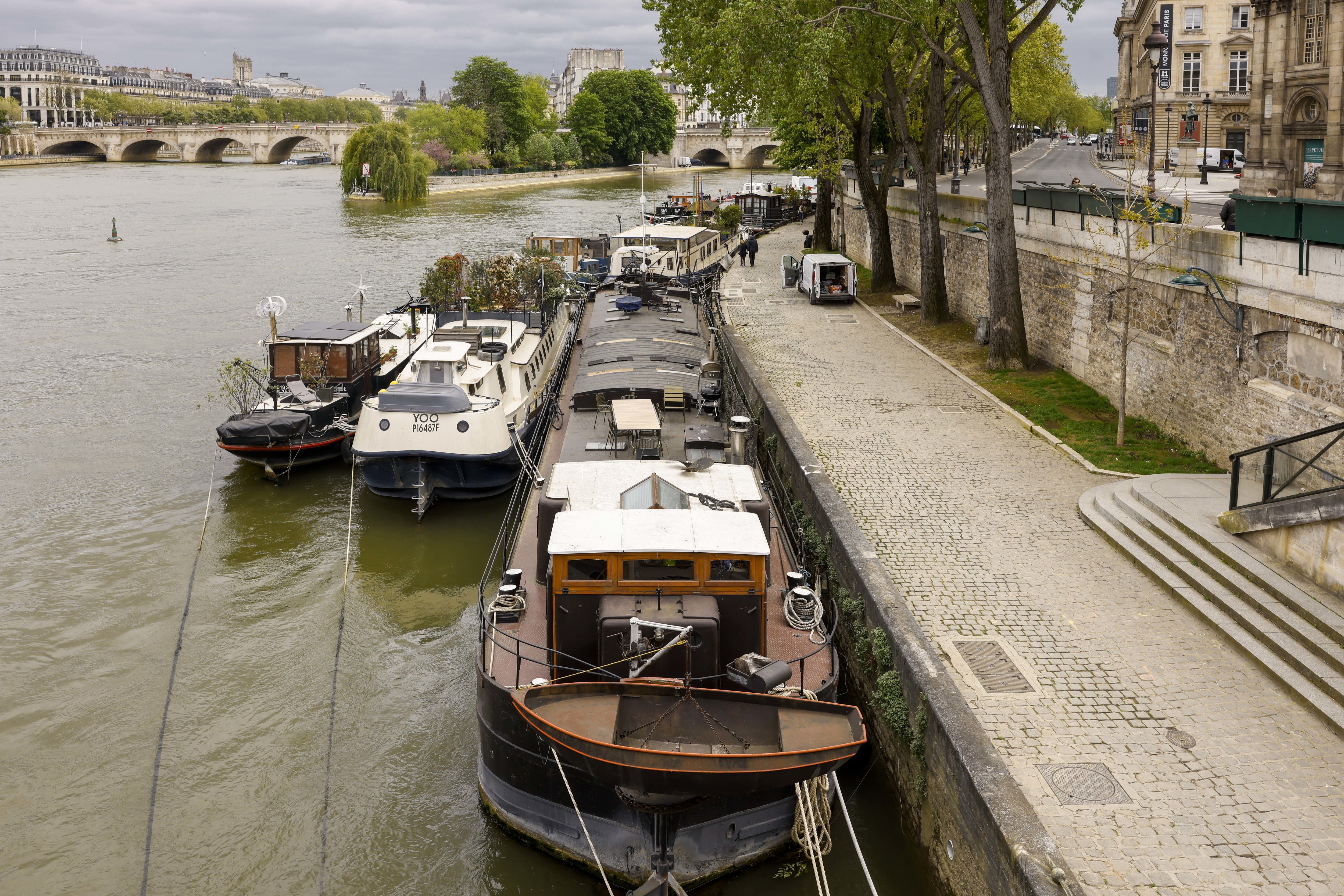 Entre le pont d’Austerlitz et le pont d’Iéna, «le nombre maximal de personnes présentes à bord des bateaux-logements» est fixé à 12 personnes par le préfet de la région Ile-de-France. LP/Olivier Corsan