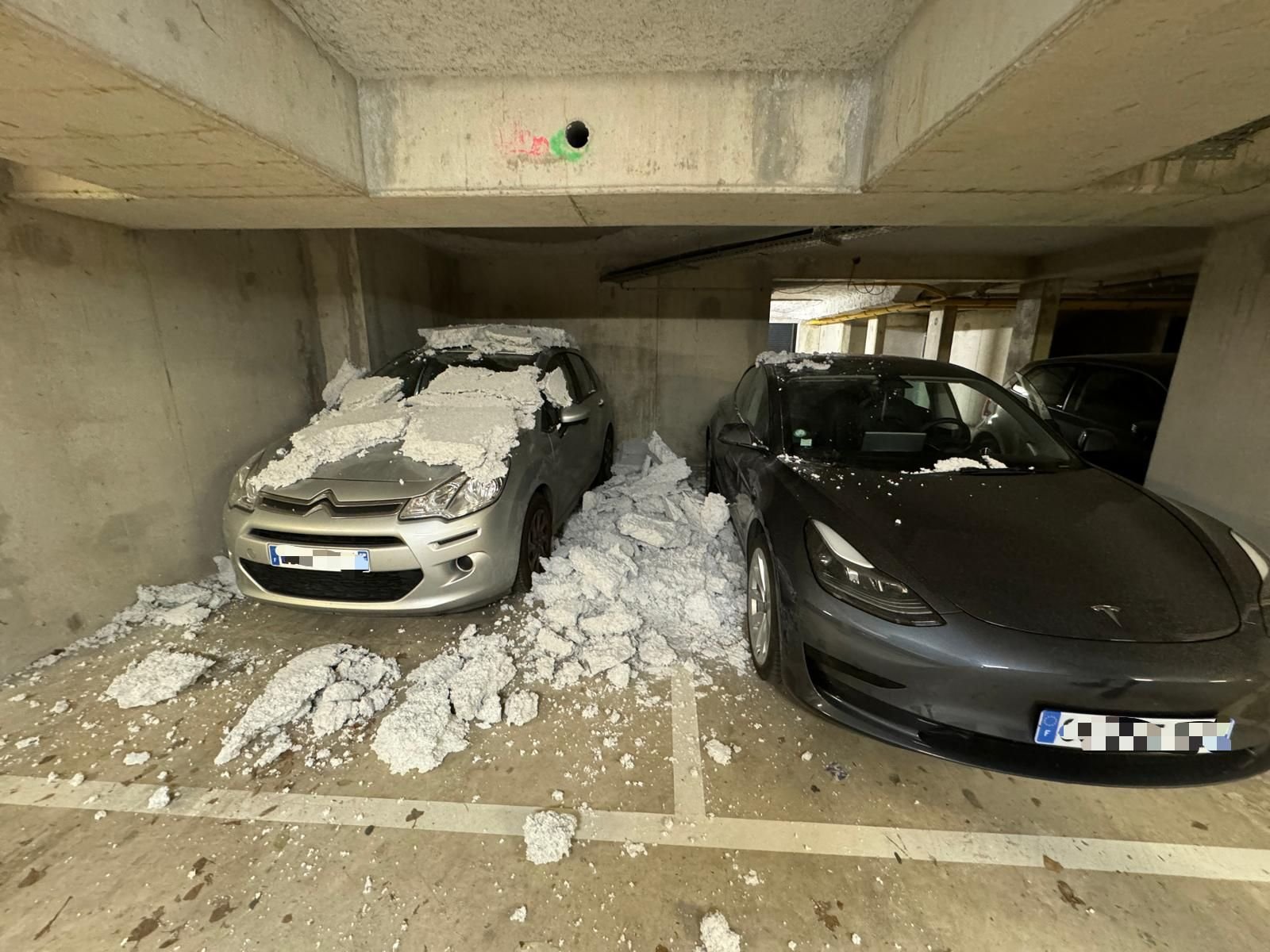 Creil (Oise), en mai. Le flocage isolant, pulvérisé au plafond dans le parking, tombe régulièrement sur les voitures et les installations. DR