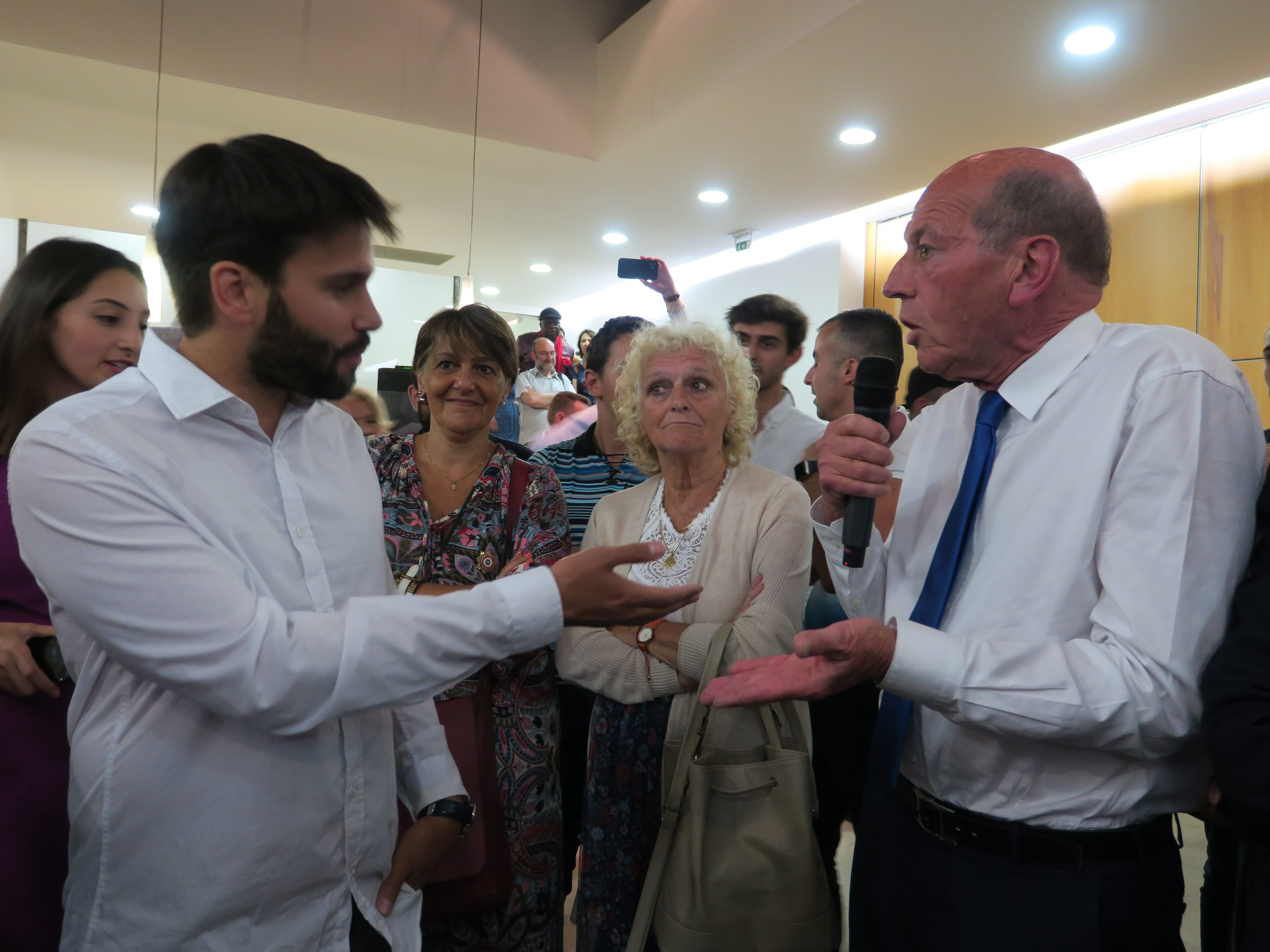 Mairie de Maisons-Alfort (Val-de-Marne), dimanche 12 juin. Erik Pagès (Nupes) et Michel Herbillon (LR), député sortant, se sont partagés la parole dans une ambiance électrique ce dimanche soir. LP/Laure Parny