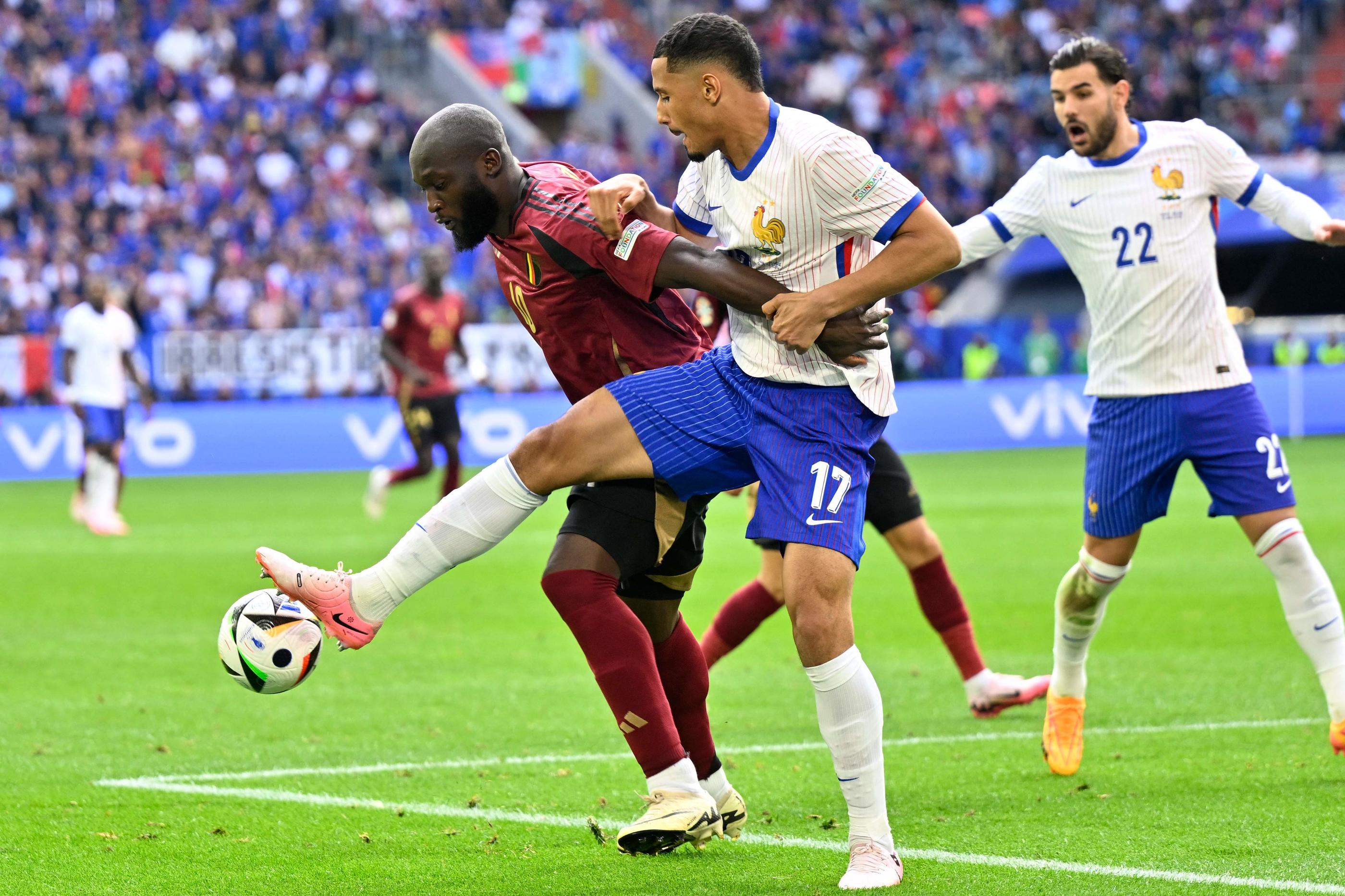 William Saliba a littéralement éteint l'attaquant belge Romelu Lukaku. AFP/Ina Fassbender