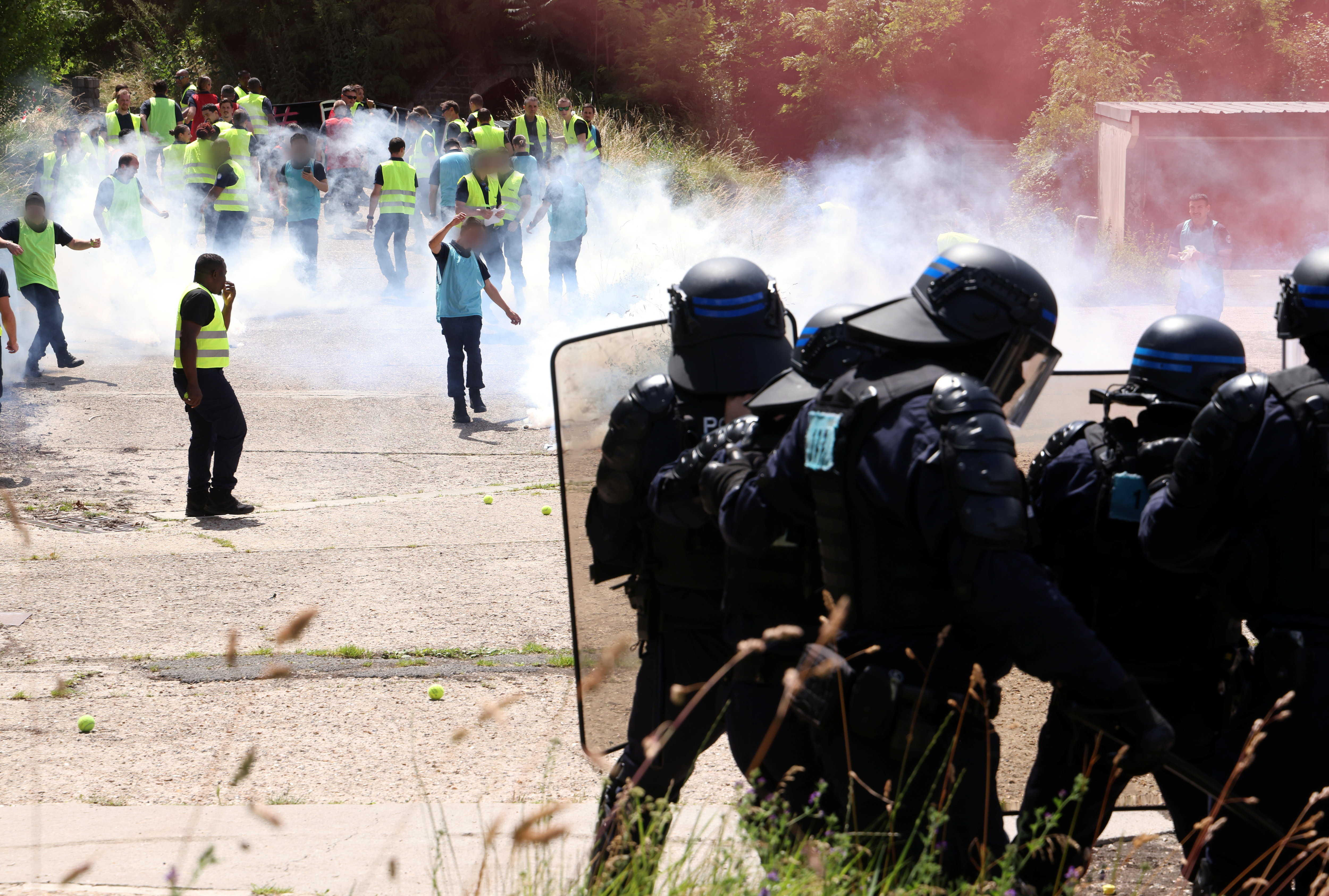 Villeneuve-Saint-Georges (Val-de-Marne), le 24 juin. Les policiers de la 12e compagnie d'intervention (CI) de la préfecture de police et les motards de la Brav-M ont participé à un exercice de maintien de l'ordre. LP/Jean-Baptiste Quentin