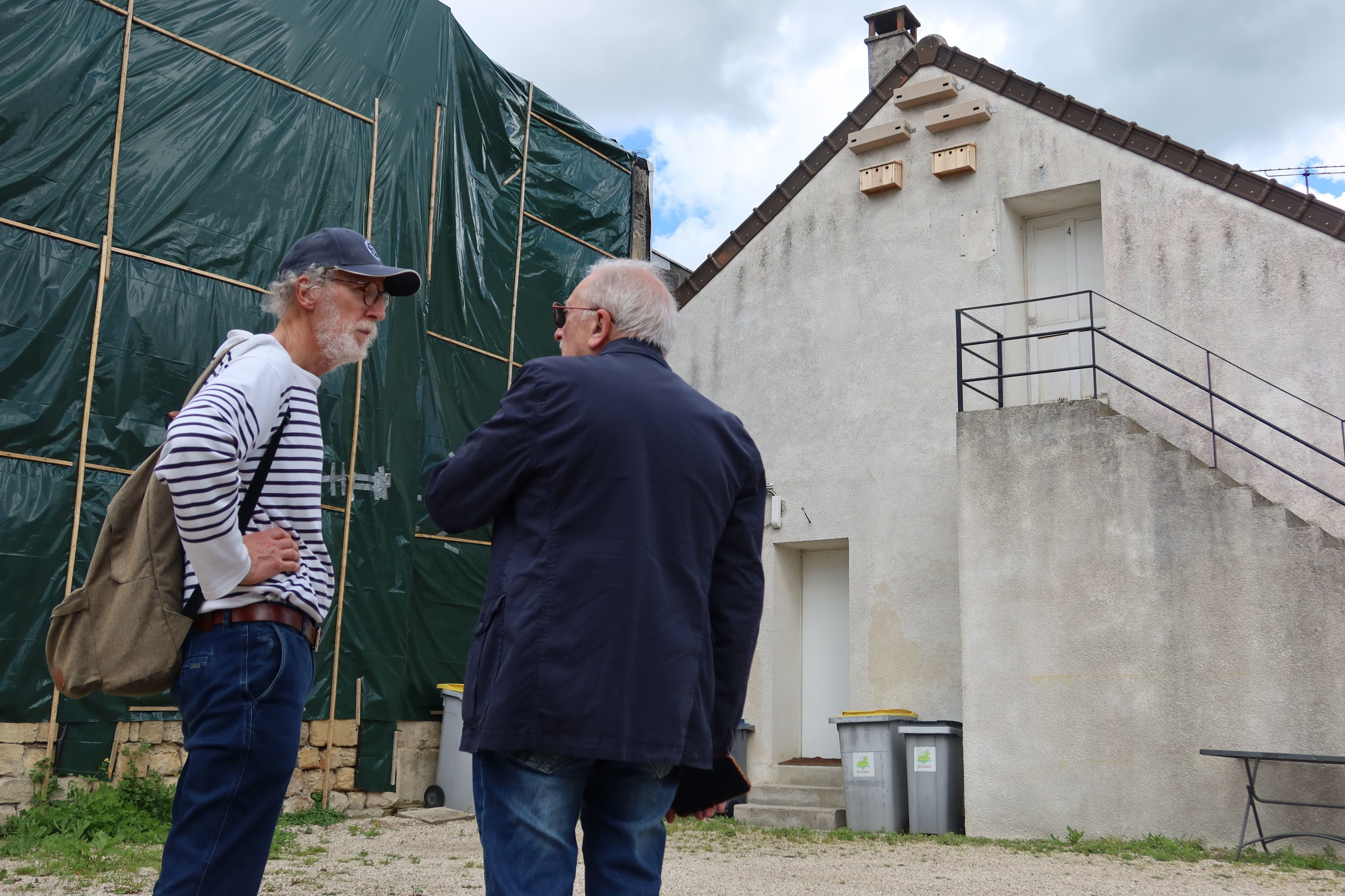 Gouvieux (Oise), fin mai 2024. C'est Jean-Bernard Marque (à gauche), habitant de la commune et ornithologue amateur, ici en discussion avec Jean-Claude Laffitte, adjoint au maire en charge de l’urbanisme qui a signalé la présence des oiseaux à la mairie. LP/Florent Heib