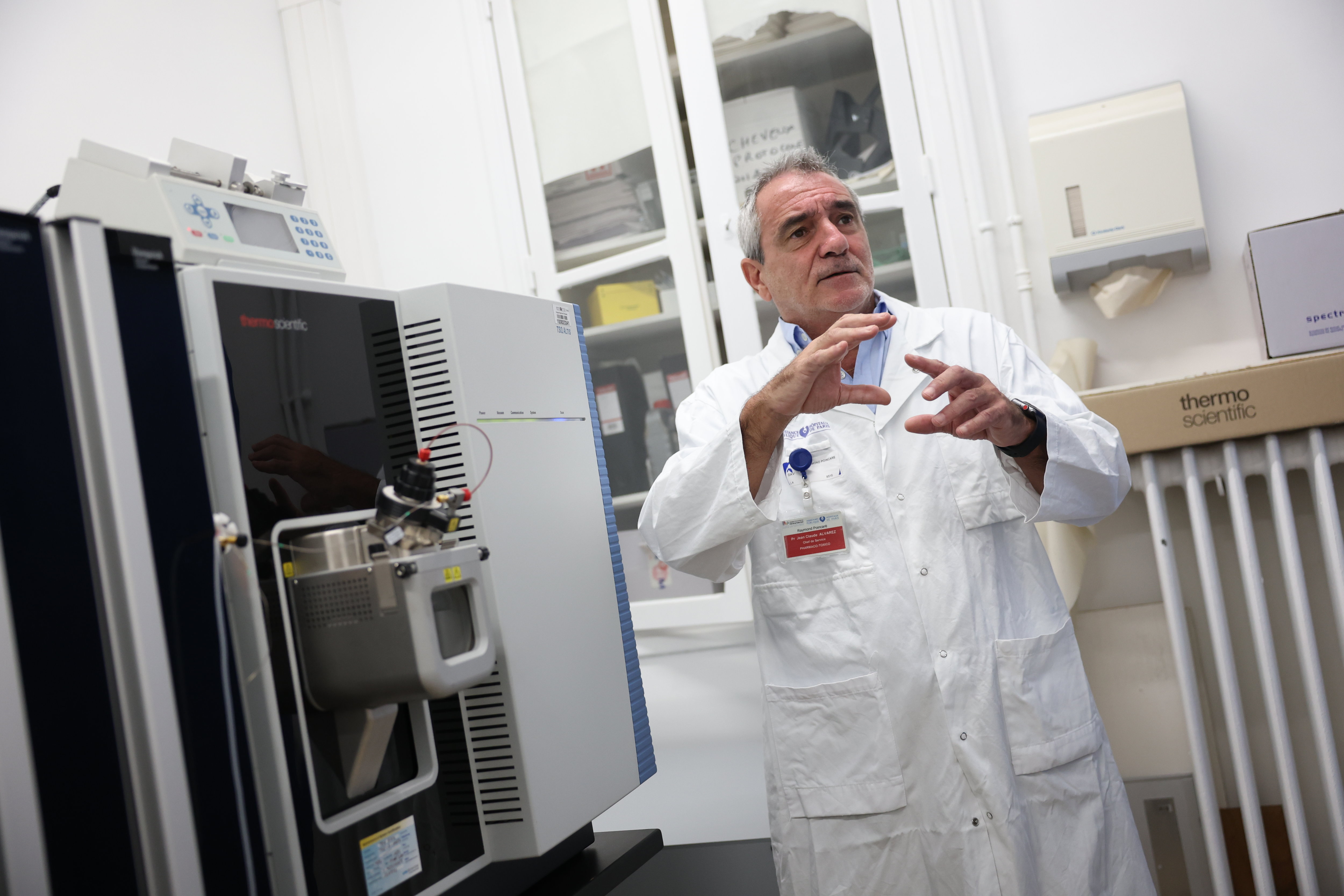 Jean-Claude Alvarez, ici dans son laboratoire de toxicologie au centre hospitalier de Garches (Hauts-de-Seine), a travaillé pour l'ancienne numéro un mondiale de tennis Simona Halep ou l'escrimeuse française Ysaora Thibus. LP/Arnaud Journois