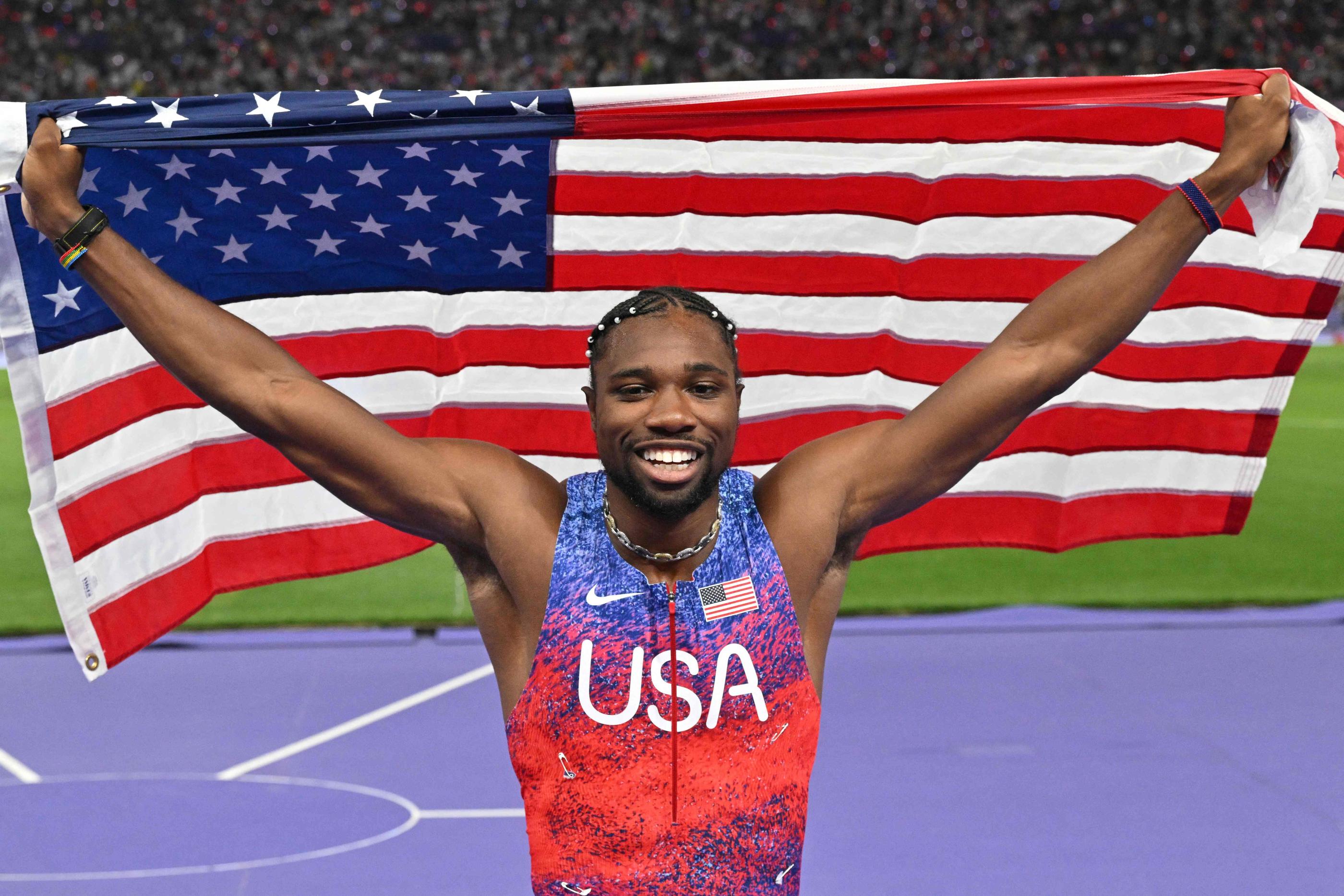 Noah Lyles s’est distingué ce dimanche en terminant premier de l’épreuve reine de l’athlétisme, le 100 m. Il a décroché son premier titre olympique. AFP/Andrej Isakovic