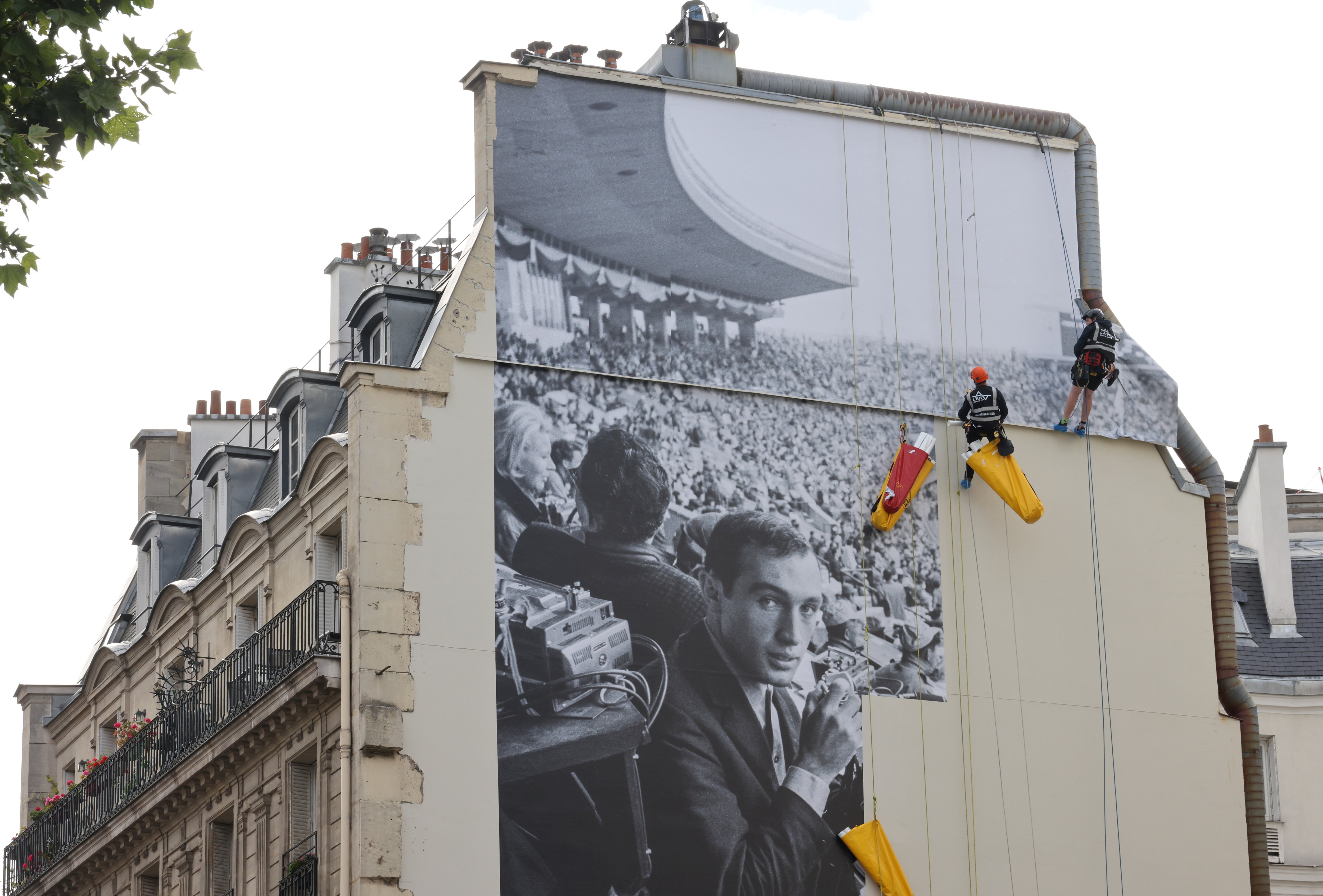 Rue d'Auteuil (Paris, XVIe), ce mardi 11 juin. Le photographe Raymond Depardon s'expose dans un parcours de seize images monumentales, jusqu’à 1 000 m2 de surface. LP/Delphine Goldsztejn
