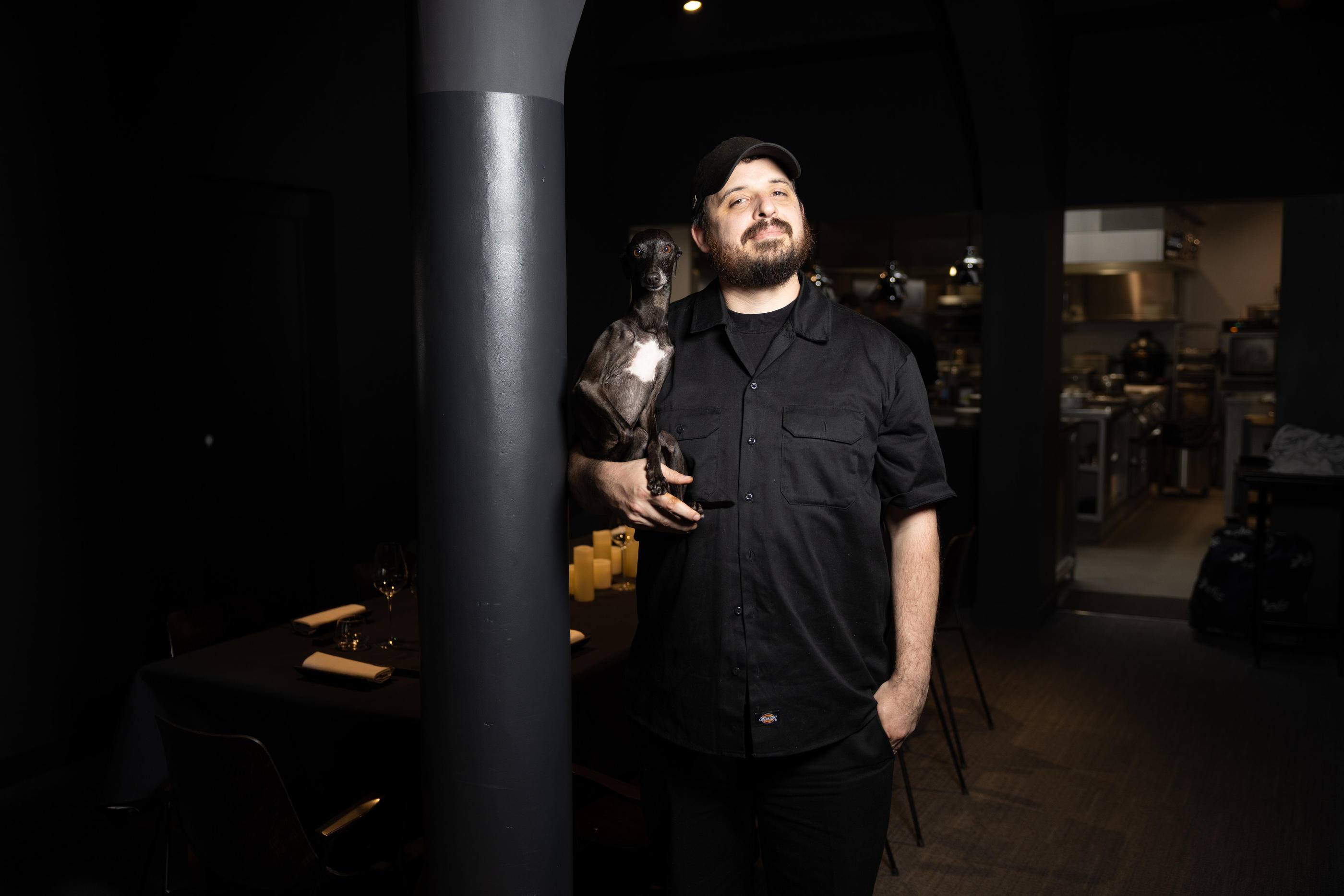 Le restaurant Vaisseau Paris (XIe), le 27 mai. « J’aime prendre des claques… mais parfois, moi aussi, je vais chercher des plats que je connais bien, pour le réconfort », confie Adrien Cachot, ici avec son chien Voyou. LP/Olivier Arandel