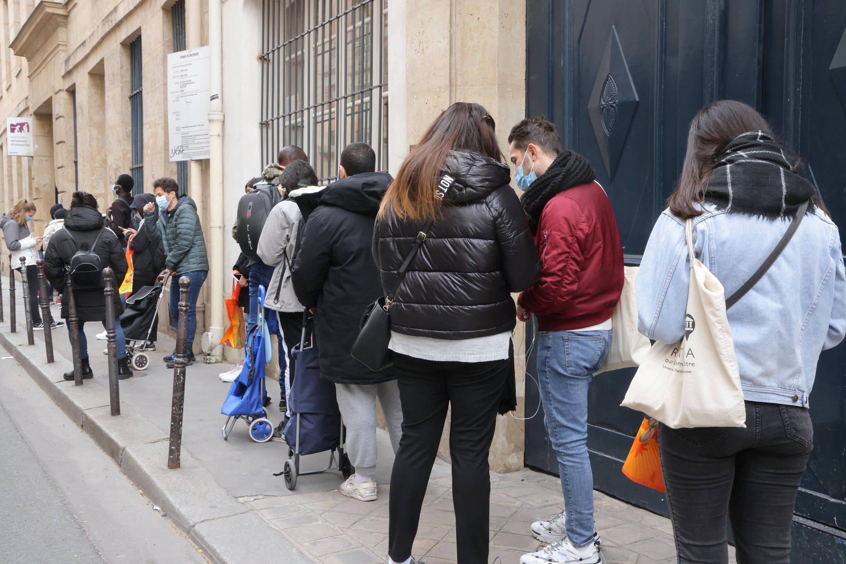 A la Maison des initiatives étudiantes les étudiants attendent de recevoir un colis de nourriture distribué par l'association étudiante Cop1 crée par des étudiants pour des étudiants précaires. LP/Ph Lavieille