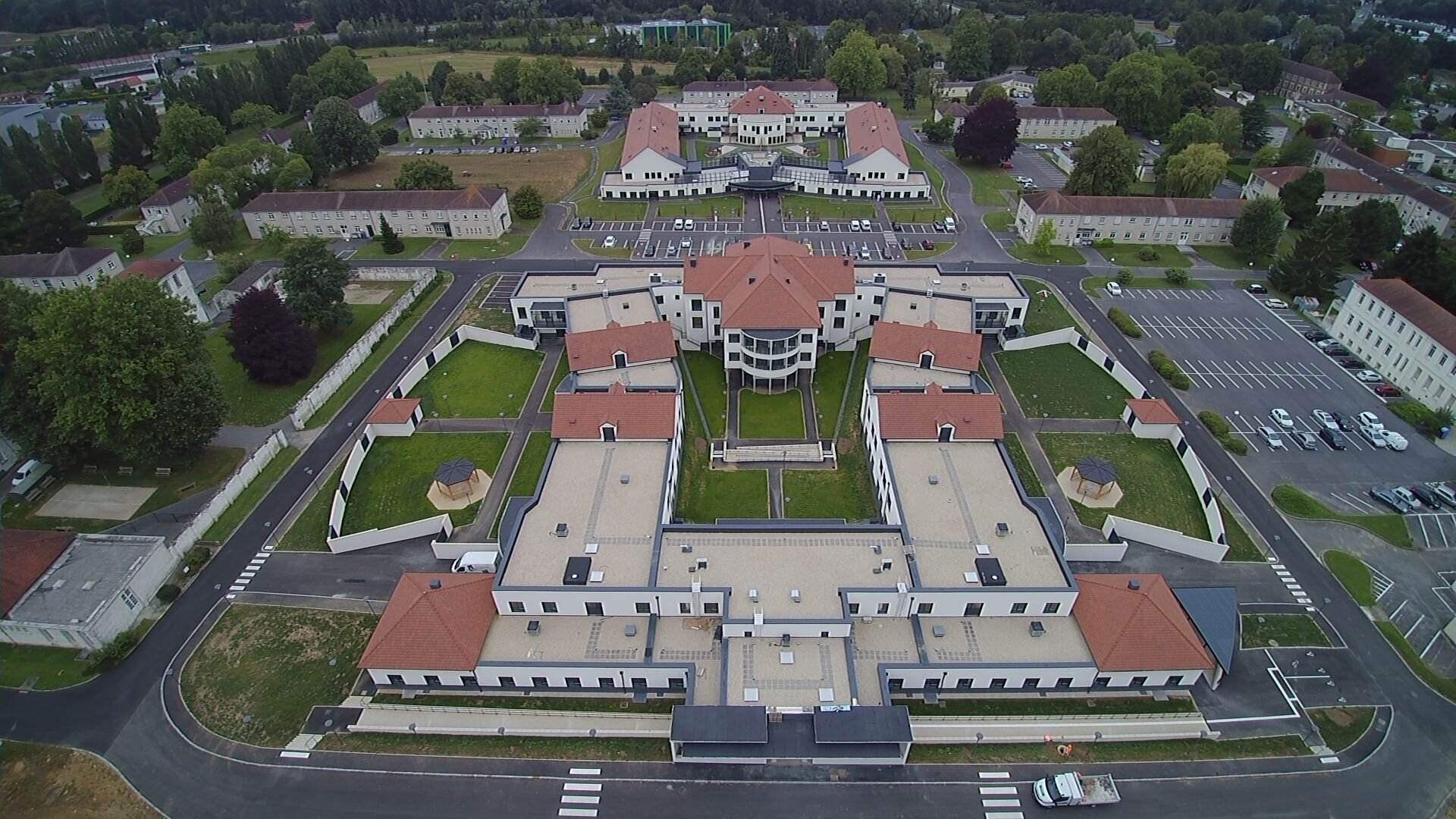 Fitz-James (Oise). Vue aérienne des pôles Chantilly, Senlis, Beauvais et Méru du Centre hospitalier Isarien, qui embauche 2700 agents et seulement 91 médecins. DR