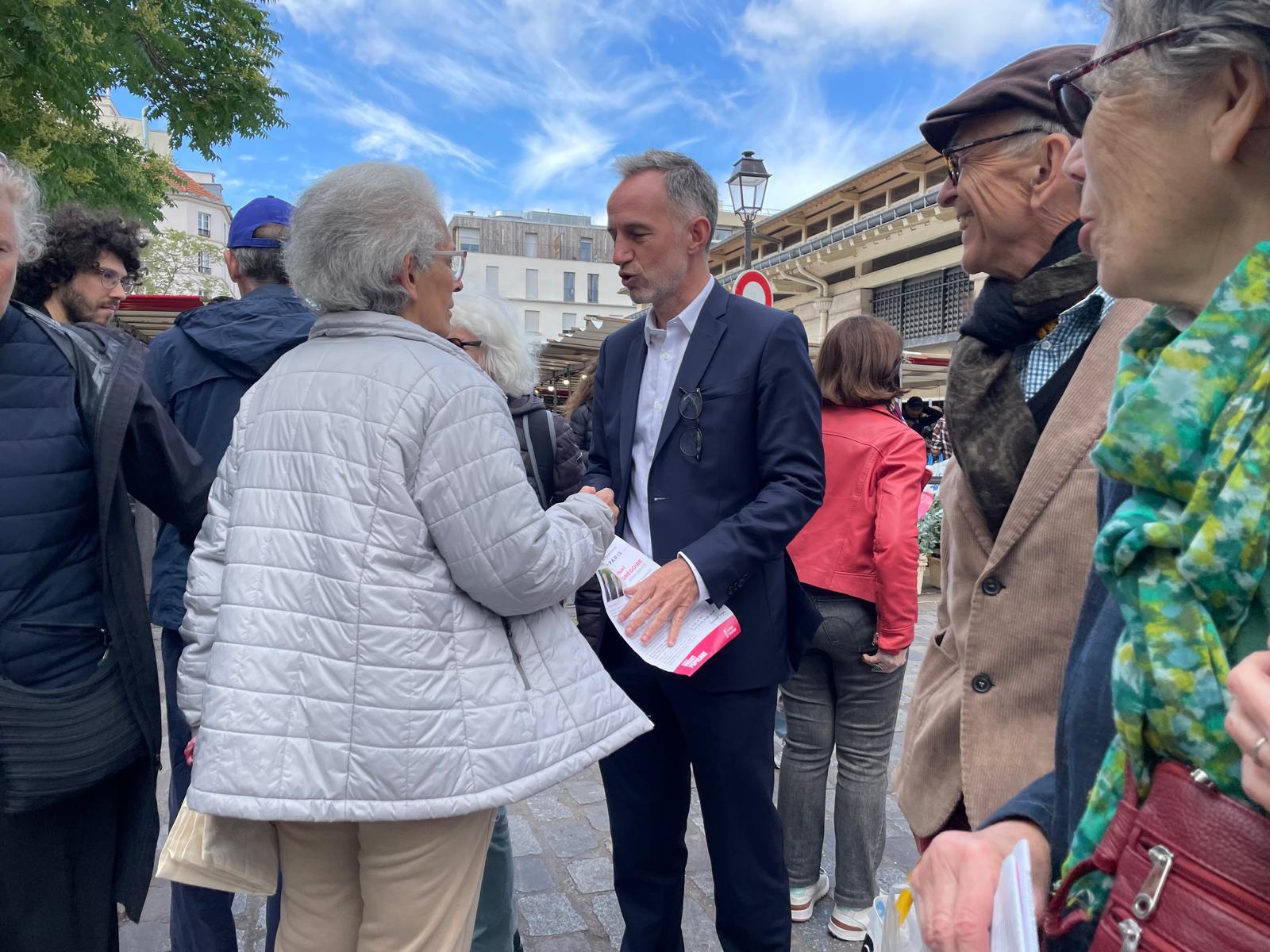 Paris (XIIe), samedi. Emmanuel Grégoire, premier adjoint (PS) d'Anne Hidalgo, a vanté son «ancrage local» et sa qualité d’élu de terrain en tractant sur le marché d’Aligre. LP/V.T.