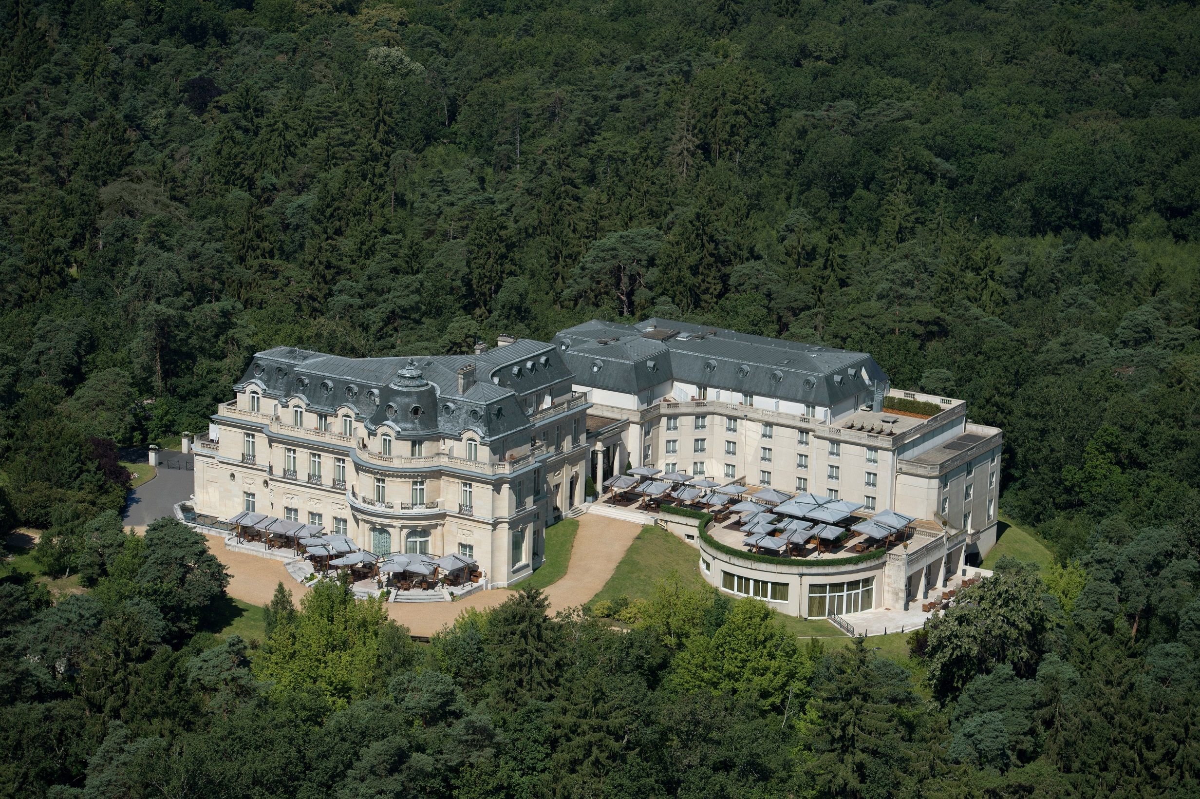 Le château hôtel Mont Royal Chantilly fait peau neuve et se débarrasse de son vieux mobilier à travers une vente aux enchères en ligne.