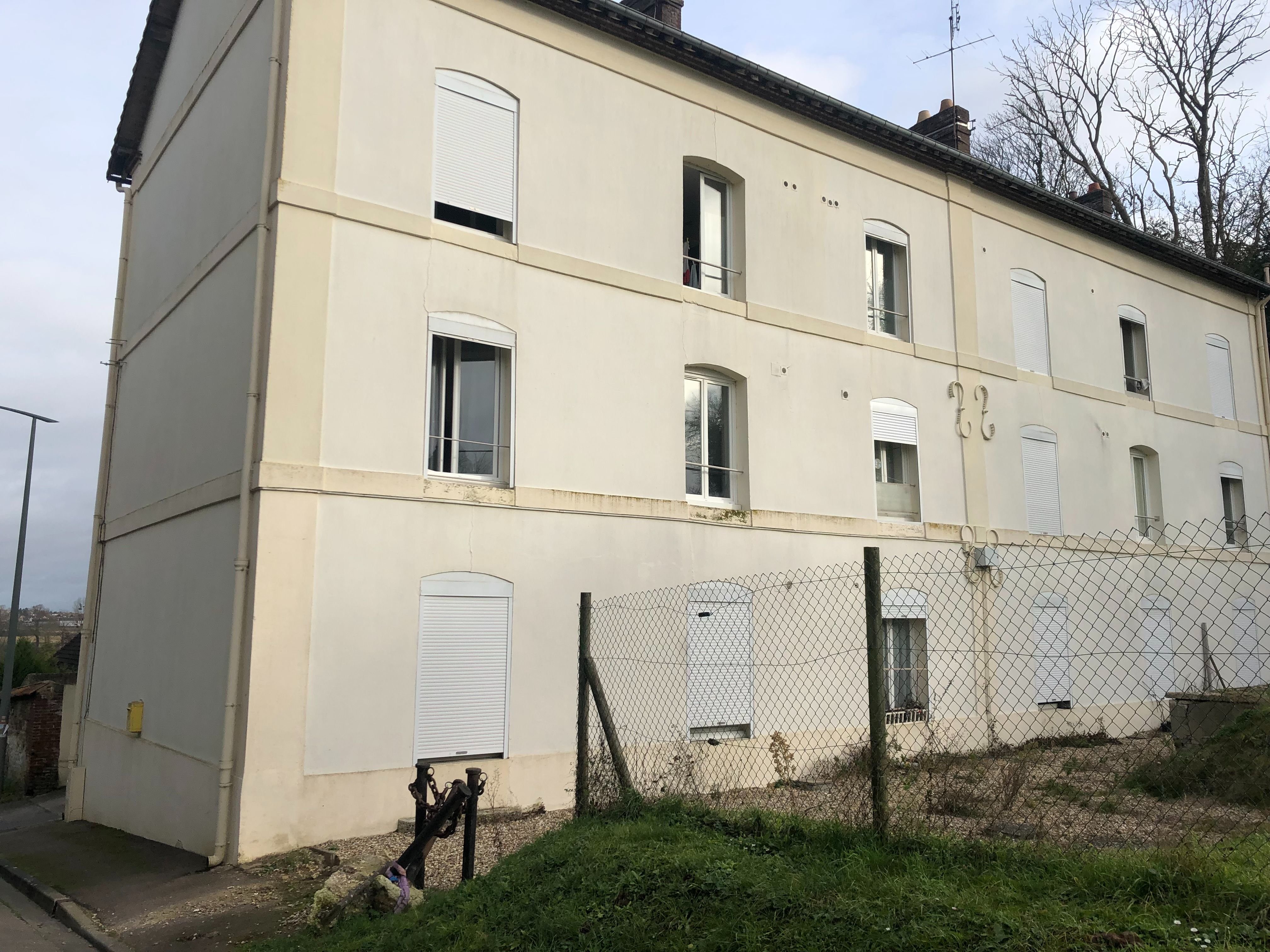 Courcelles-lès-Gisors, le 29 décembre.  Un homme a été poignardé mortellement dans un appartement situé au rez-de-chaussée de cet immeuble. LP/Florent Heib