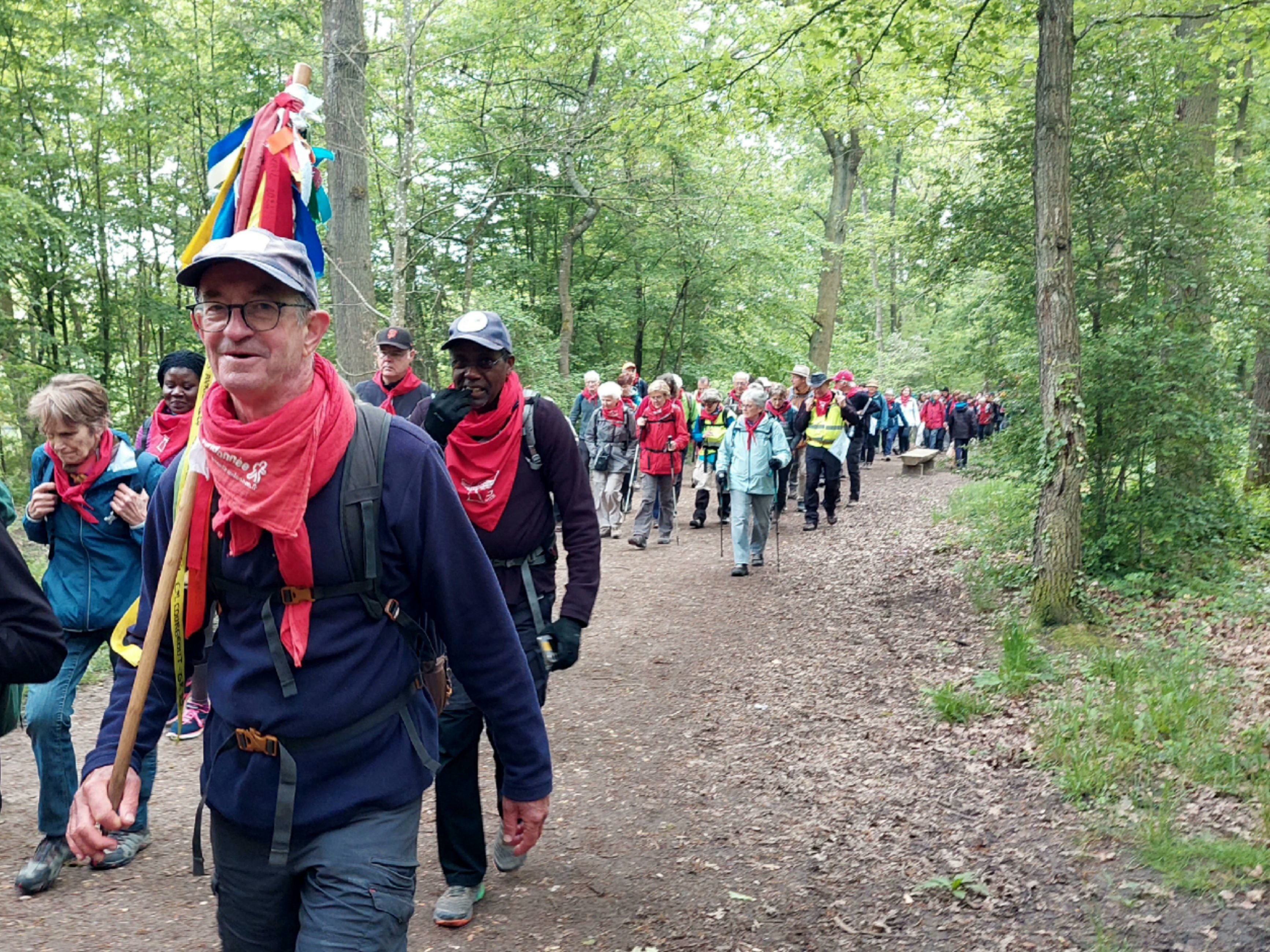 Montigny-le-Bretonneux (Yvelines), le 8 mai. Michel partage avec d'autres compagnons de route un bâton de randonneur sur lequel est attaché une trentaine de rubans, symboles des étapes réalisées depuis son départ le 22 mars du Finistère. LP/Virginie Wéber