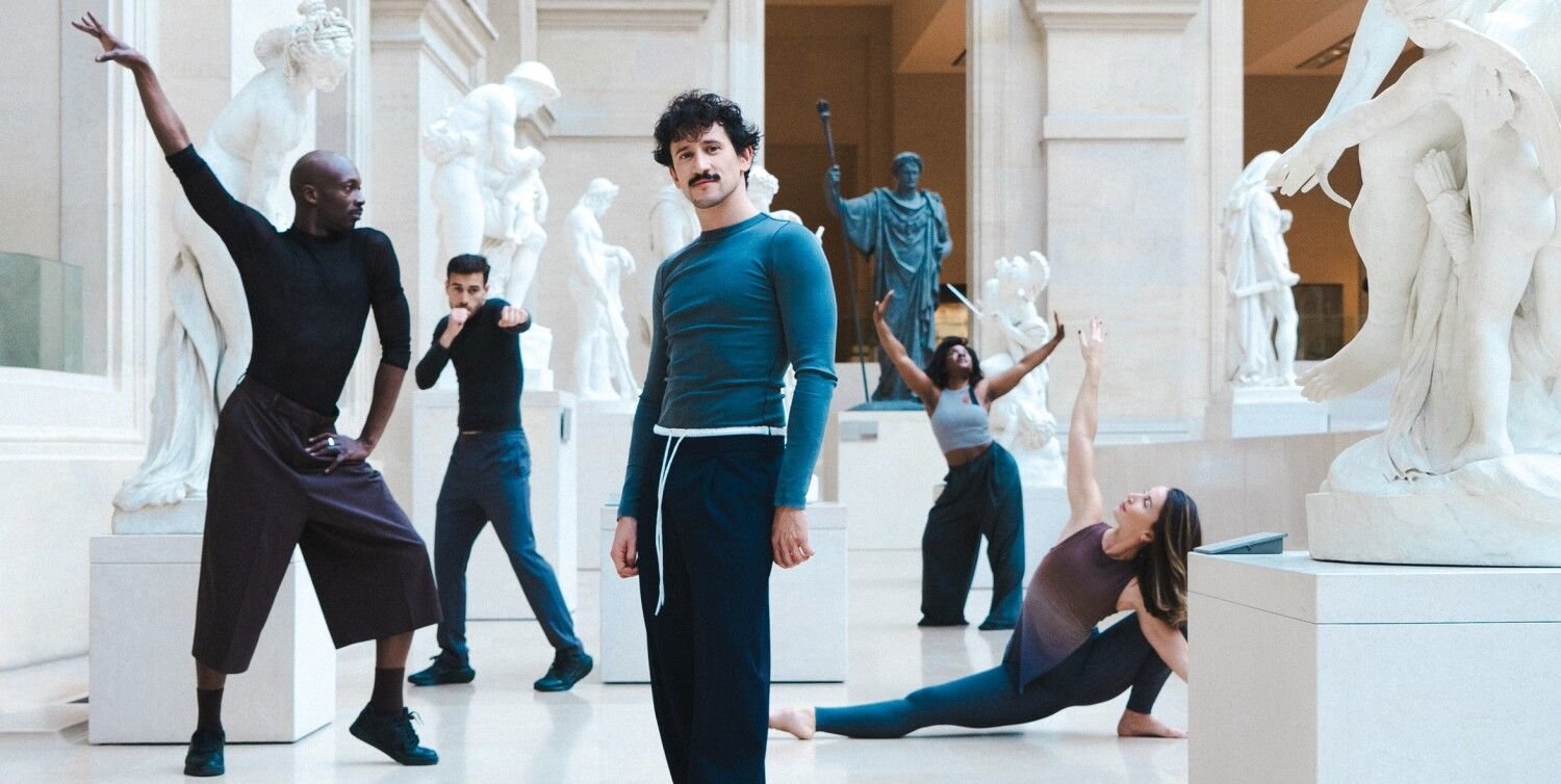 Le danseur et chorégraphe Mehdi Kerkouche a imaginé pour le public un parcours sportif au sein des salles du musée du Louvre (Paris Ier). L'expérience démarre ce mercredi 24 avril. Musée du Louvre/Hanna Pallot