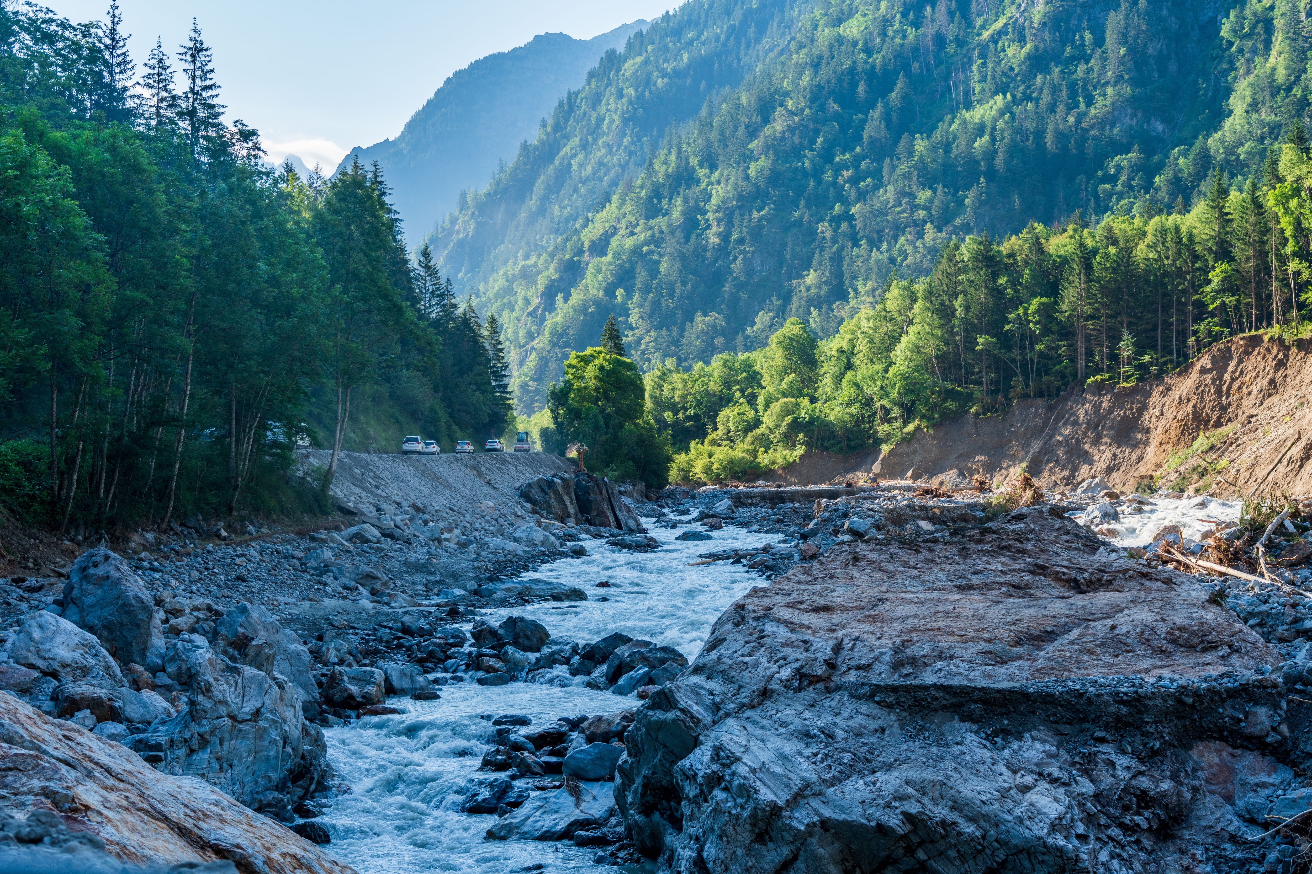 La largeur du lit du torrent a été multipliée par trois depuis la crue qui a dévasté La Bérarde. La route qui passait sur la gauche a été sérieusement endommagée. LP/Thomas Pueyo