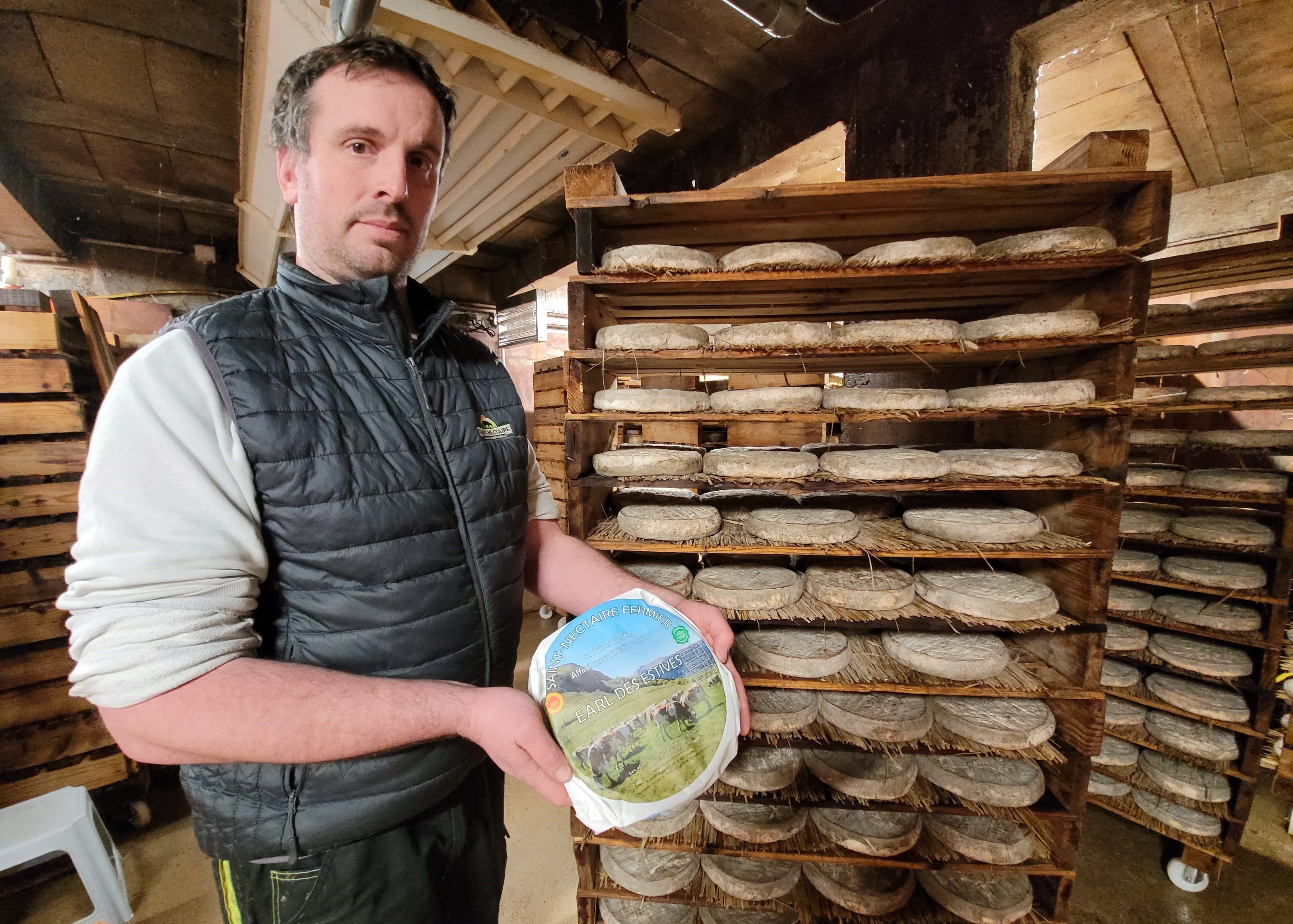 Sébastien Ramade, producteur de saint-nectaire à Murat-le-Quaire (Puy-de-Dôme) et président de l’interprofession AOP dénonce le projet de décret visant à changer l'étiquetage des saint-nectaire AOP. LP/Geneviève Colonna d'Istria