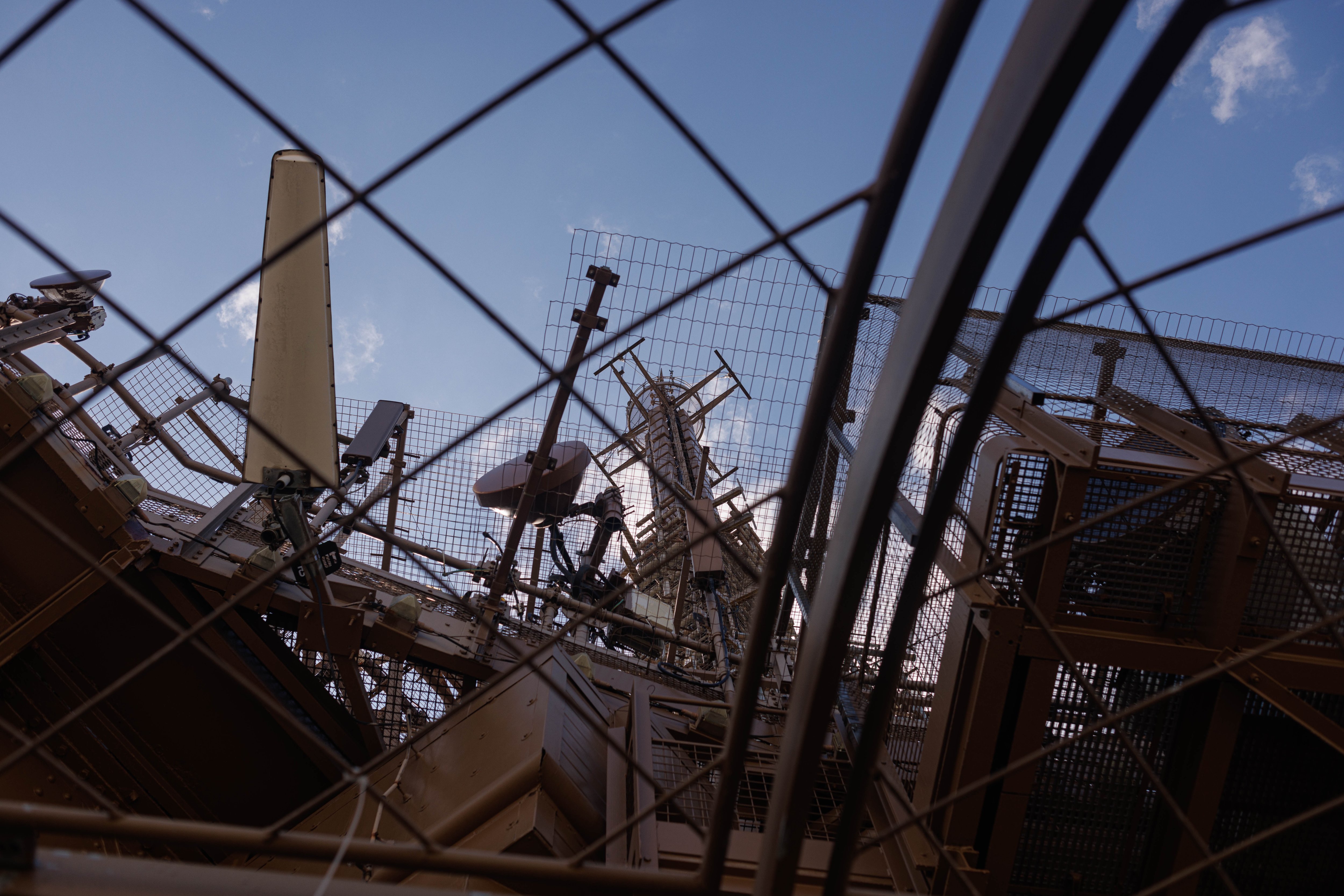 Paris, août 2023. Cet été, les équipes de TDF ont mené des opérations de maintenance sur les antennes de la Dame de fer, à un an des JO. LP/Enzo Sultan