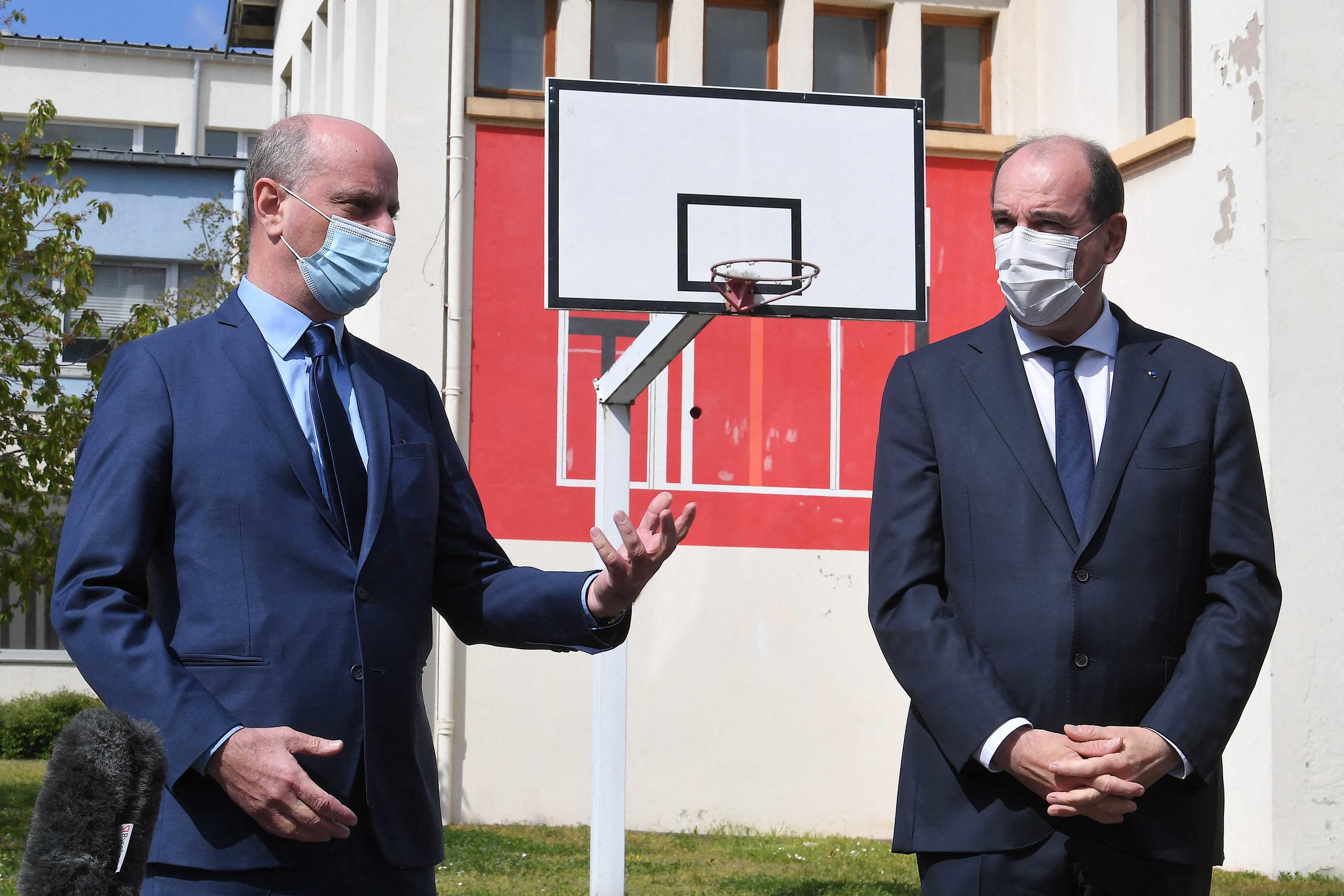 Le Premier ministre Jean Castex et le ministre de l'Education nationale Jean-Michel Blanquer se trouvaient ce lundi en visite dans un lycée, alors que certains établissements sont visés pas des blocus depuis le début de la journée. AFP /PATRICK HERTZOG