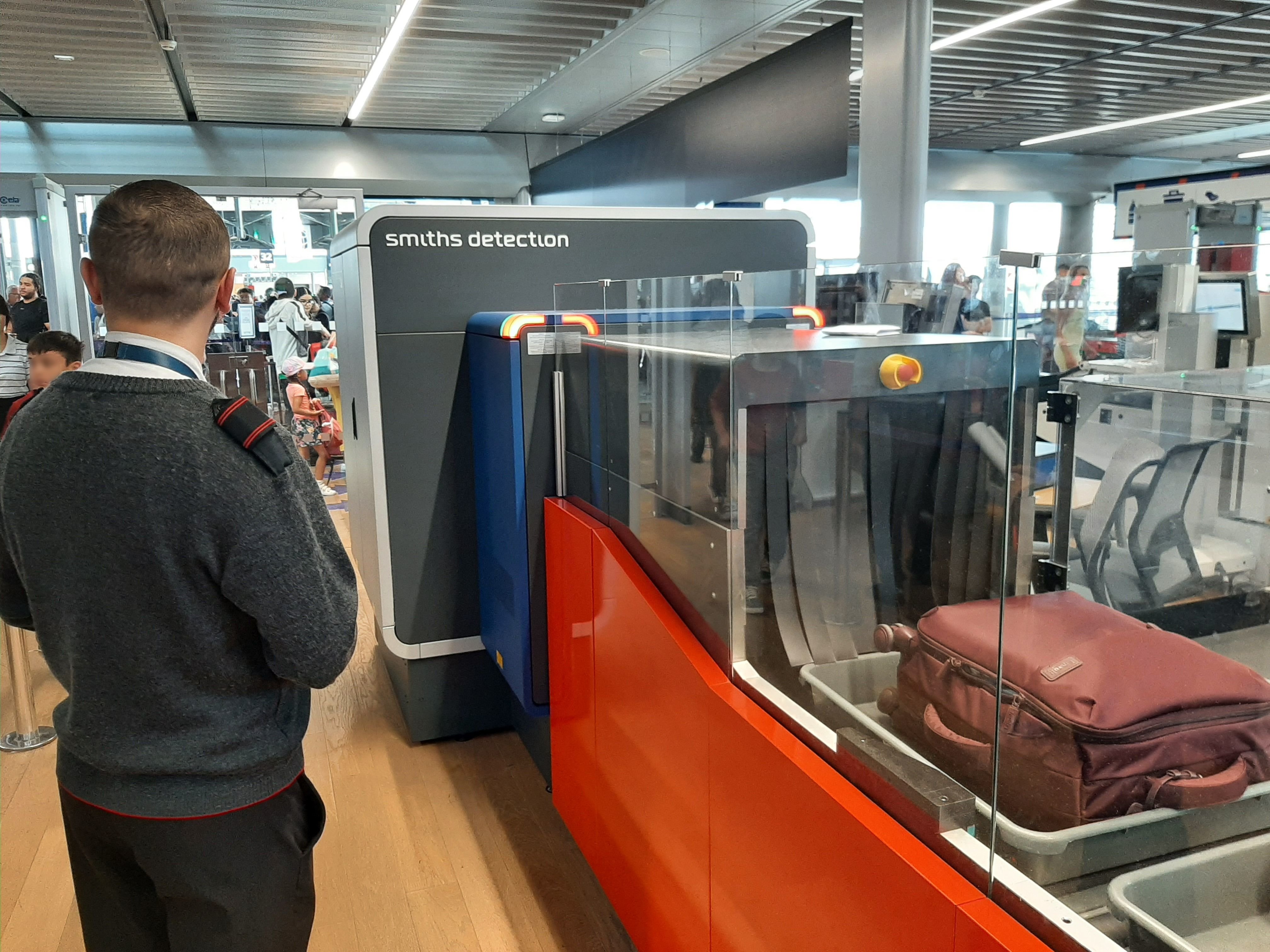 Aéroport d'Orly,  juillet 2023. Des scanners bagage 3D, déjà testés notamment cet été à l'aéroport d'Orly, seront installés dans les structures éphémères. LP/Marine Legrand