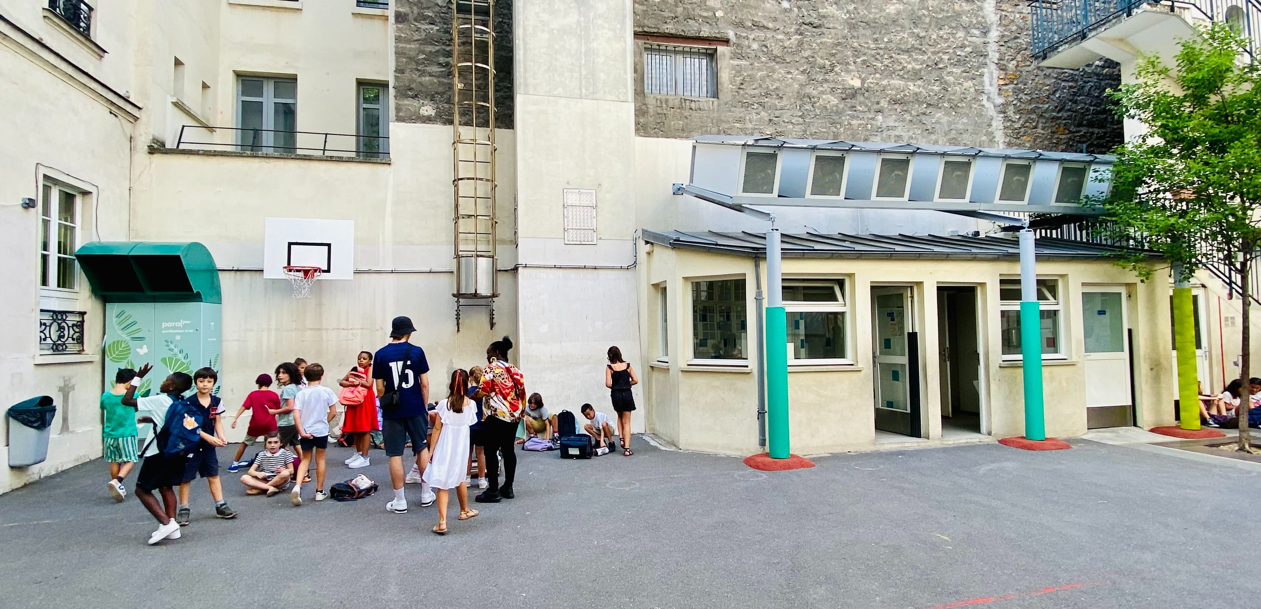 Paris (IXe), école de la Victoire. Dix aspirateurs à particules fines ont été installés dans la cour de cette école : certains à l'horizontale, sur le toit des toilettes ; d'autres à la verticale, posés au sol. LP/Estelle Dautry