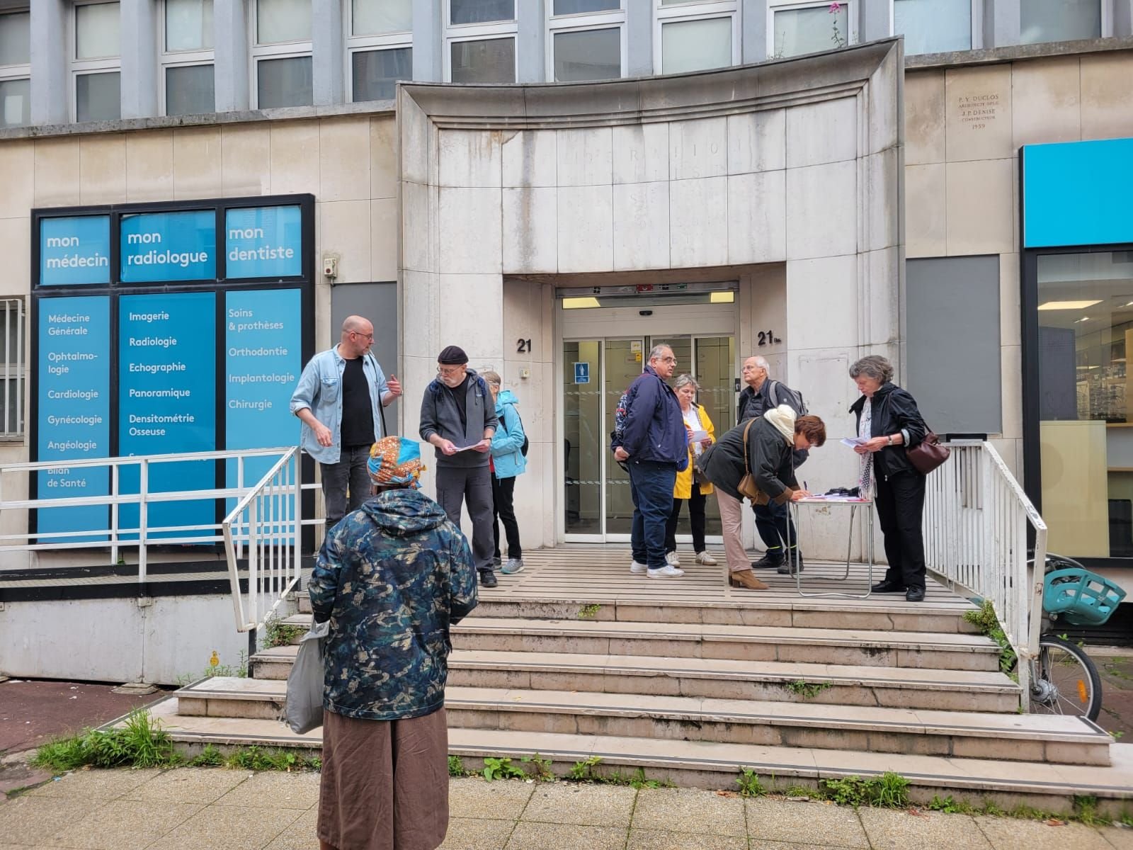 Paris (XIIIe), mercredi 22 mai 2024. Une distribution de tracts était organisée devant le centre de santé du Moulinet par les usagers qui réclament notamment sa « municipalisation ». LP/Julien Lec'hvien