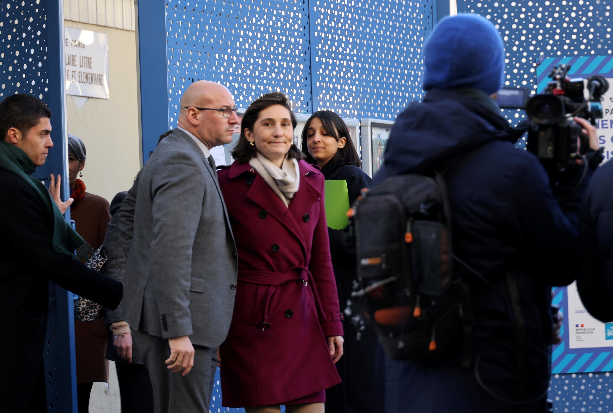 Paris (VIe), ce mardi matin. Amélie Oudéa-Castéra s'est rendue dans l'ancienne école publique de son fils aîné pour tenter d'éteindre la polémique qu'elle a déclenchée vendredi. LP/Delphine Goldsztejn