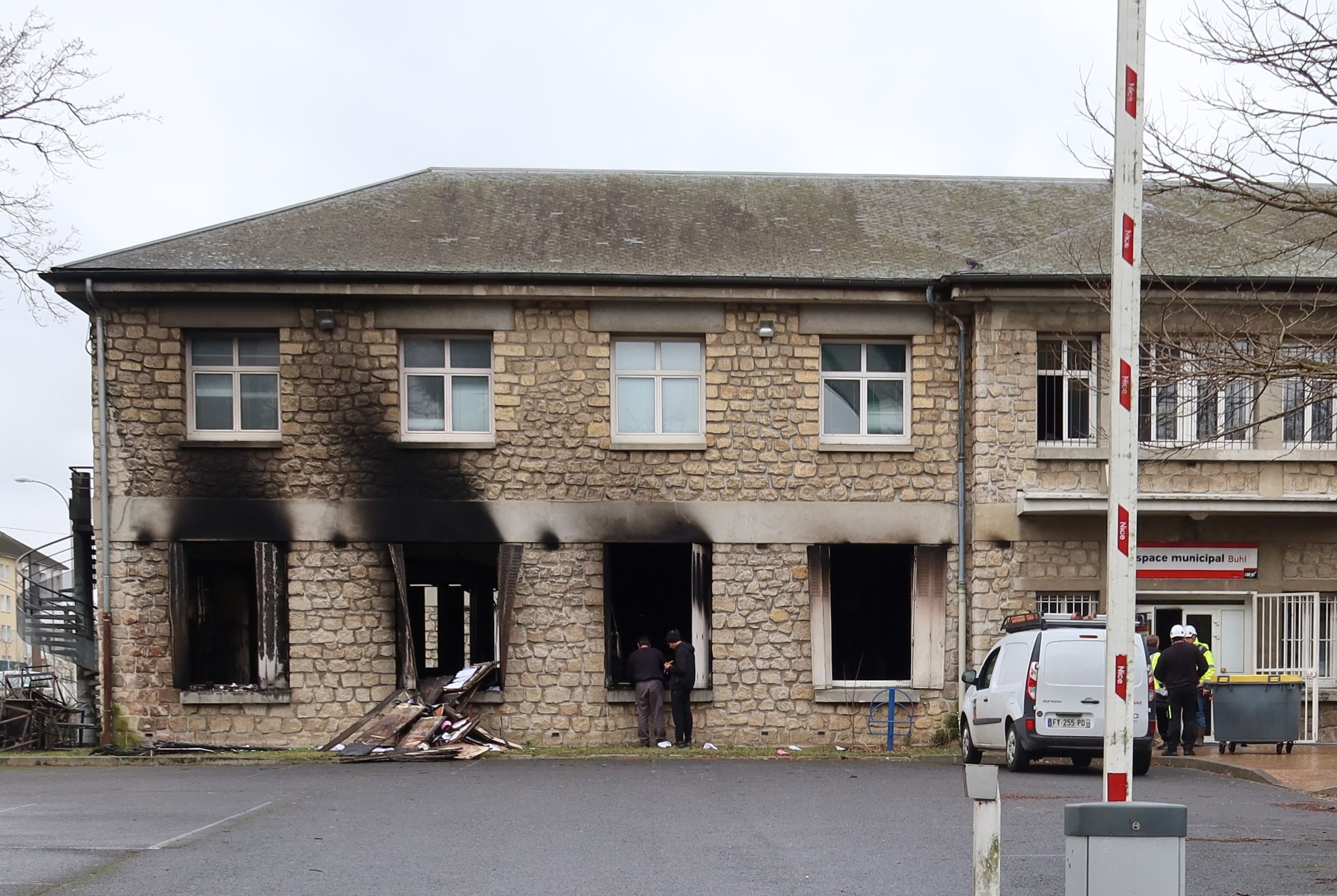 Creil (Oise), ce vendredi. Après l'incendie du centre municipal Buhl, les techniciens s'activent pour faire les premiers constats. LP/Octave Odola